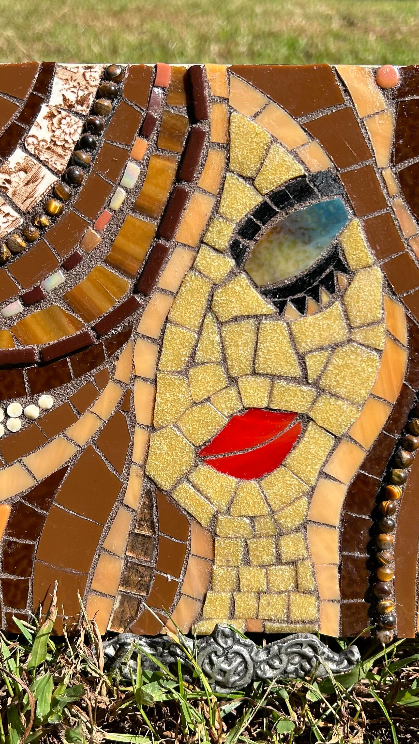 Love to hear so many different opinions on what people see when they’re observing a mosaic piece.
Curious, what do you see?
What’s her name?
#mosaicos #mosaicomexicano #mosaicoclasico #mosaicsofinstagram #mosaic #mosaicosartesanales #mosaicoartistico #namingart #whatdoyousee #guildofcharlotteartists #charlotteartists #charlottearts #charlotteartcollective #charlotteartclasses