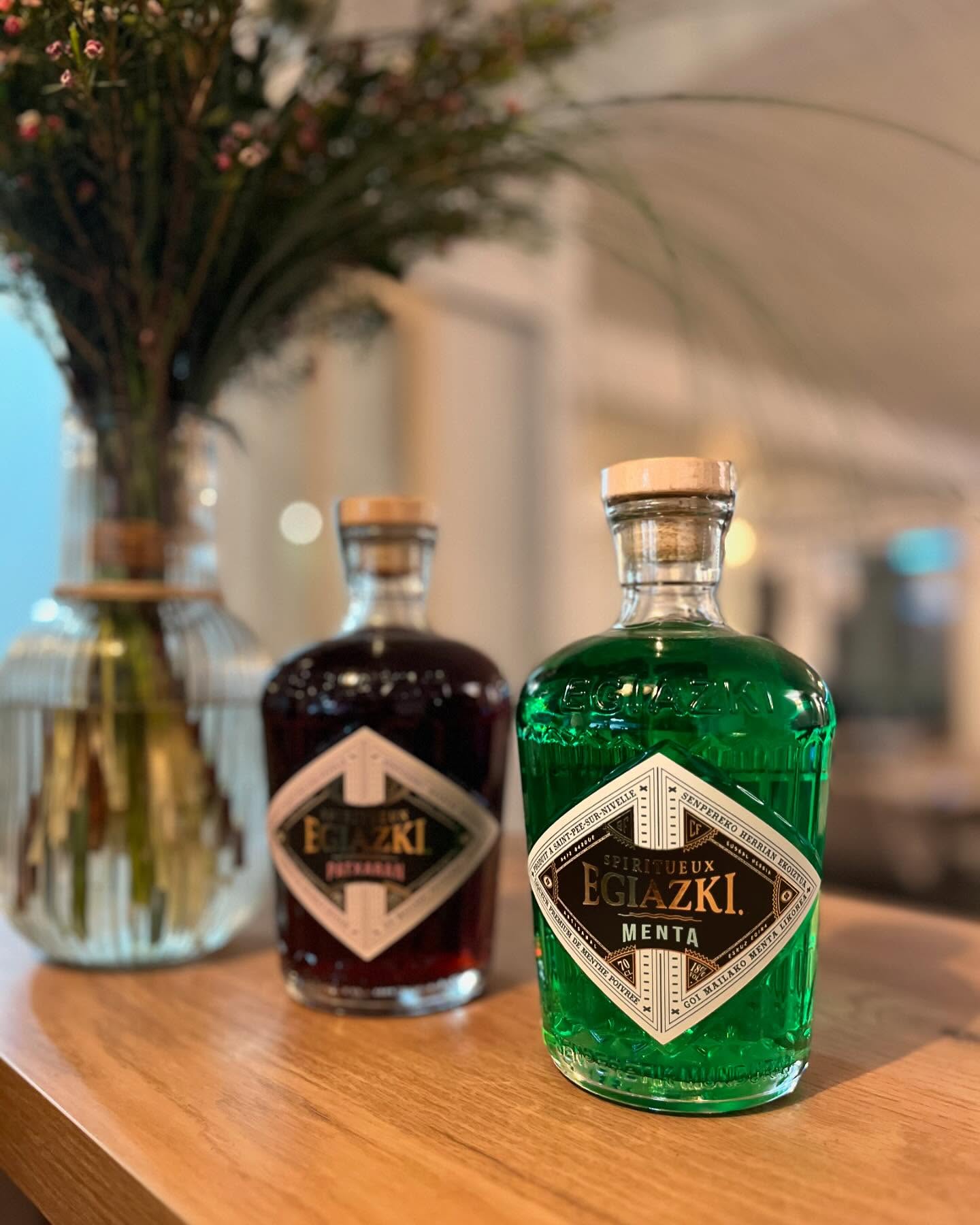 Toujours dans la lancée de nous fournisseurs de spiritueux nous vous présentons aujourd’hui @egiazki.
Derrière Egiazki, le « Véritable » en basque, se cache une histoire de famille et de passion. Attachés à leur terre, les frères Fourt Arteaga ont eu envie de faire renaître un savoir-faire et des saveurs oubliées en élaborant une gamme unique de liqueurs artisanales. Entre respect des traditions et innovations, Egiazki élabore des produits de caractère, naturels et délicieusement simples.
Vous retrouverez à notre table leurs incontournables Menta et Patxaran ainsi que l’anisé basque Odeia et leur rhum Bidaia Ron de Cuba.
#brut #tabledesaison #Gastronomie #spiritueux #egiaski #RestaurantLove#CuisineGourmande #ChefCuisine #Restaurantsaintdeluz #DéliceCulinaire #ArtCulinaire #CuisineLocale #DînerGastronomique #TableGourmet #SaveursDuMonde #PlatsGourmands #MenuDuJour #ExpérienceCulinaire #BonAppétit #Restaurateurs #FoodieFrance #PlatsSignature #CuisineDeSaison #saintjeandeluz