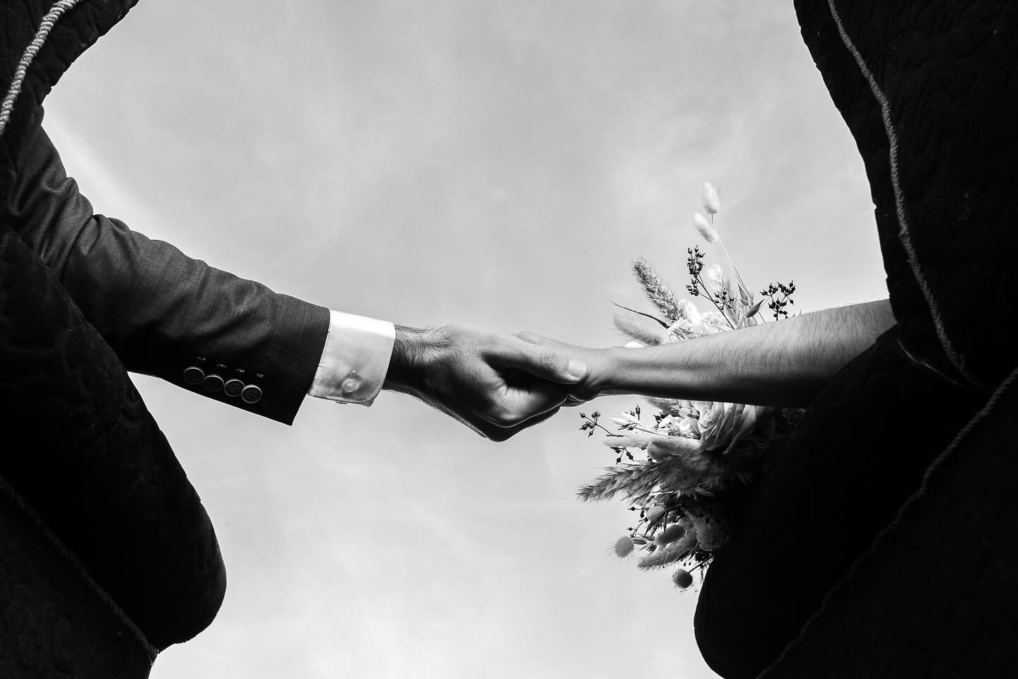 Hand in hand 📷 #wedding #holdinghands❤️ @nagyboglarka89 #esküvő #esküvőifotós #feketefehér #blackandwhite #fearlessphotographer