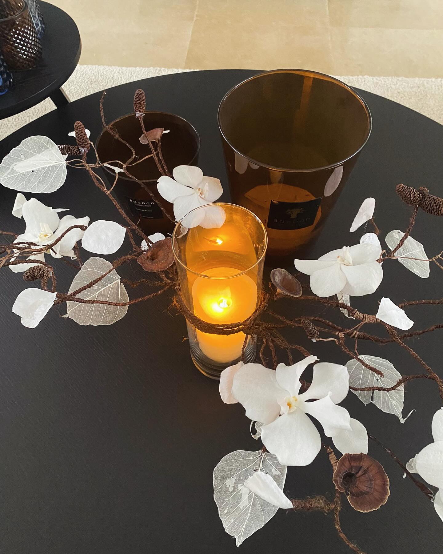 L’Hiver est bien arrivé chez Fleurs Addict avec cette dernière composition réalisée durant les ateliers de novembre. Un travail de faux branchage tout en délicatesse et finesse a été réalisé pour mettre en valeur nos jolies orchidées Vanda ❄️