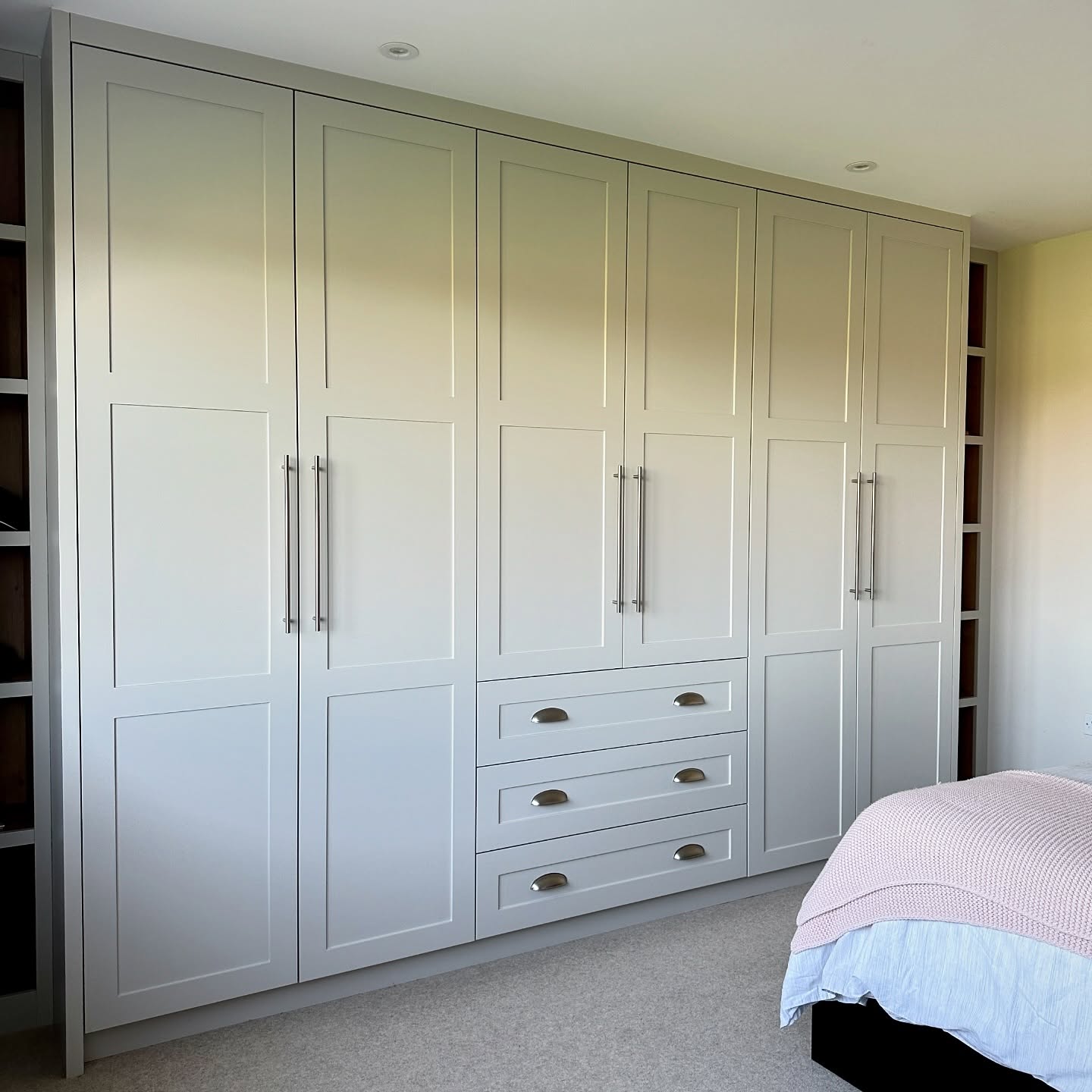 This bespoke three-panel shaker wardrobe, extending wall to wall, combines open-ended bookcase shelving with a spacious main wardrobe run, offering ample and versatile storage solutions tailored to our customer’s needs.
The wardrobe is spray-finished in @farrowandball Cornforth White, offering a timeless and elegant exterior, while the internal components showcase the natural warmth of @eggeruk Natural Hamilton Oak.
A perfect blend of style and practicality, designed to maximize both space and aesthetics.
#bespoke #wardrobe #shaker #joinery #interior #interiordesign #decor #dowels