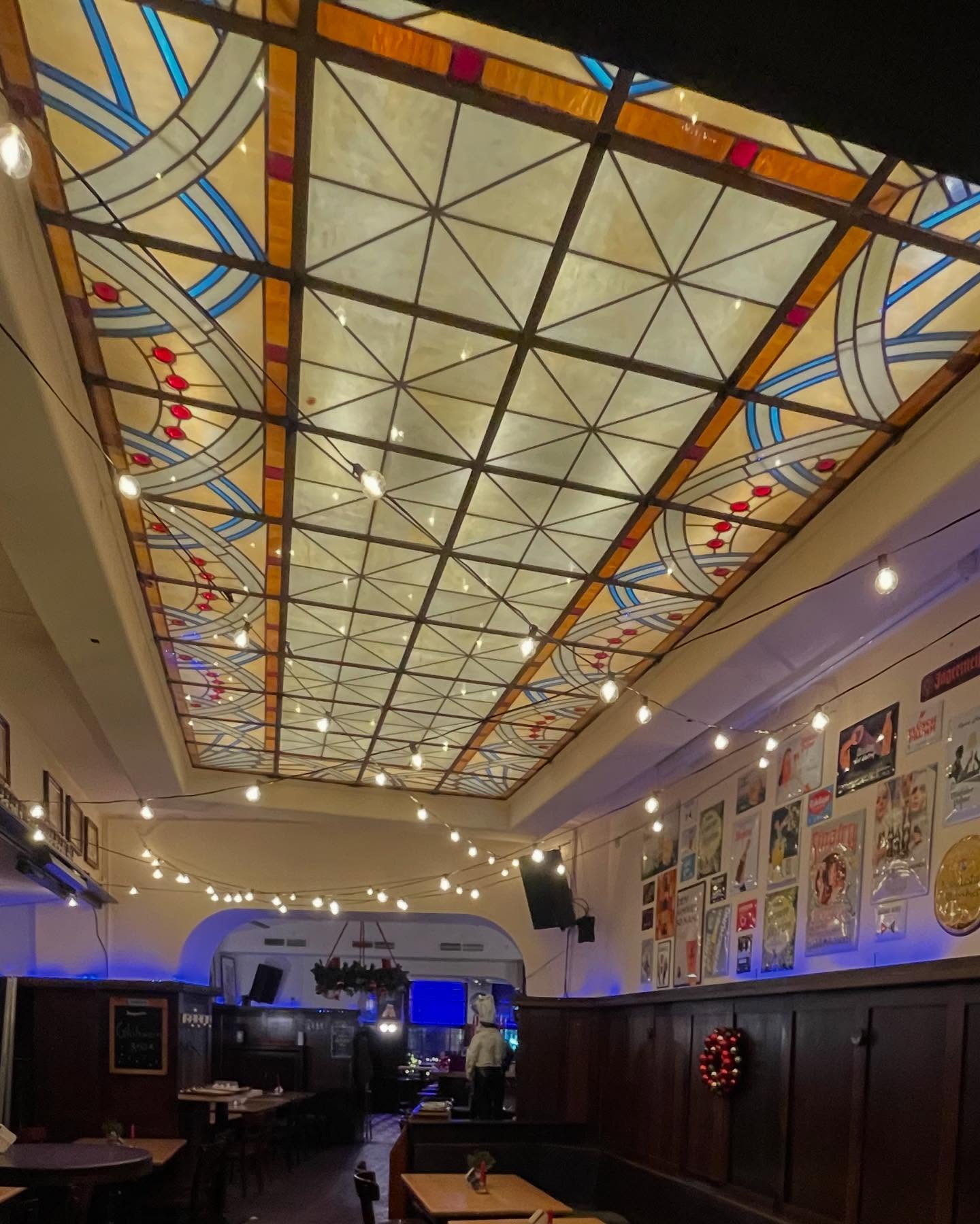 Wir sind fertig mit der Dekoration für die Weihnachtszeit🎄🧑🎄
Reserviert euch einen Tisch bei uns oder für eure Firmenweihnachtsfeier.