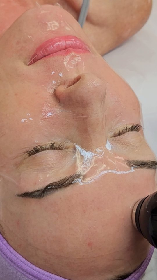 Skin boosters are one of the best ways to get the most out of your skincare routine. If you feel like your skin is in need of a pick me up, this is it!
PDO AfterGlo is formulated with PDO thread powder and hyaluronic acid to stimulate collagen over 3-4 months for better results over time.
LumEnvy is formulated with PDRN (salmon DNA) and hyaluronic acid to heal and hydrate, niacinamide, vitamin C, and glutathione to brighten pigmention.
We can customize and mix serums to target your specific concerns. We can upgrade your treatment with a target mask for even more corrective results if desired.
Schedule today with @ansje.ambeautyhi to get your glow on!
📍Located inside HNL Beauty Co-Op
3160 Waialae Ave
Honolulu, HI 96816