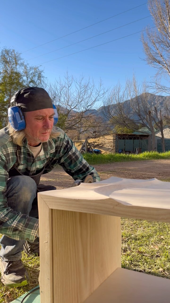 Just a lonesome grind at the office.
#sculpturedfurniture #custommade #woodfurniture #möbeldesign #woodworking #kunstwerk #franschhoeklife #artistsoninstagram #igartist #dailylife