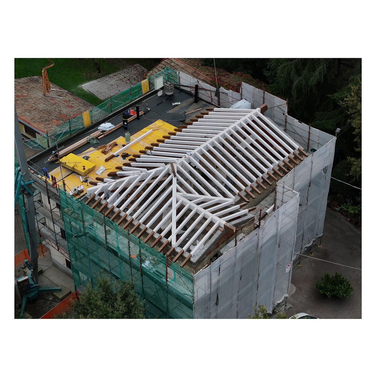 <Tetti in legno>
•
La nostra azienda è specializzata nella progettazione, fornitura e posa in opera di coperture e solai in legno.
Le nostre realizzazioni sono su misura e grazie alle innumerevoli possibilità che ci offre il centro di taglio e la vasta scelta di travi, perline, tavole e isolanti del nostro magazzino, siamo in grado di soddisfare ogni esigenza costruttiva e ogni richiesta funzionale ed estetica del cliente.
•
Ci occupiamo direttamente di tutte le fasi, dalla preventivazione alla consulenza, dal rilievo in cantiere al dimensionamento della struttura, dalla redazione delle pratiche edilizie, alla progettazione in kit di montaggio fino alla produzione e posa in opera della copertura.
📌
Se vuoi avere maggiori informazioni, puoi visitare il nostro sito Internet www.sandrinilegnami.com