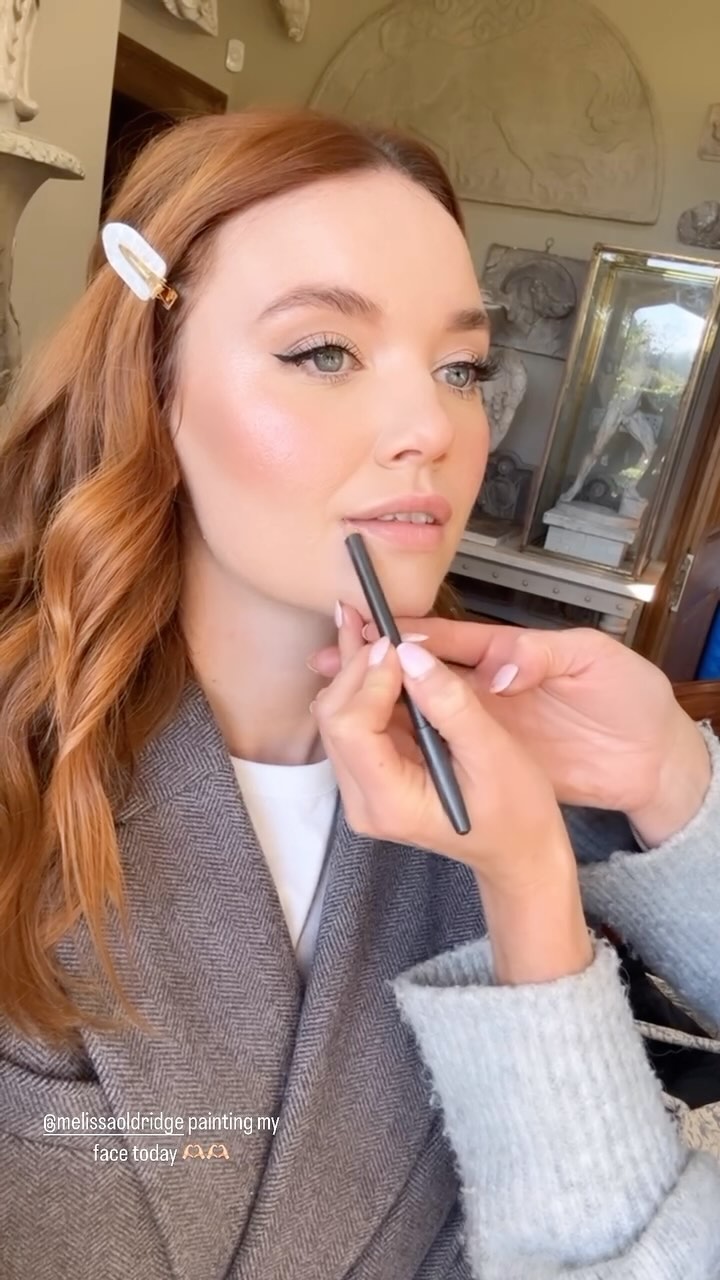 ➡️ Save now for my top tip when doing a lipliner - Always do the same on both sides - if you work upwards from the corner of the mouth to the cupids bow, DO the same on the other side otherwise they won’t get that even shape 🫶🏻
💫 I was lucky enough to work with this beaut of a babe this week. Emma modelled for a shoot this time last year for me and I got blessed with her presence again on Wednesday.
Such a gorgeous face to work on and that hair colour is just divine 💫
I was doing a soft pink lip on Emma which included;
Lip conditioner @laneige_eu
Lipliner @maccosmetics Dervish
Lipstick @maccosmeticsuki Crème cup
#redhead #melissaoldridge #surreyhairstylist #surreymakeupartist #2024weddings #weddinghairstylist #surreywedding #surreyweddinghairstylist #hairandmakeupwedding #redheadbride #bridalredhead #rebeccacarpenterworkshop #rceducation #bluebirdcreative #parnhampark #bridalmakeupglow #glowingmakeup #makeupwithaglow #dewyskin #softpinklip