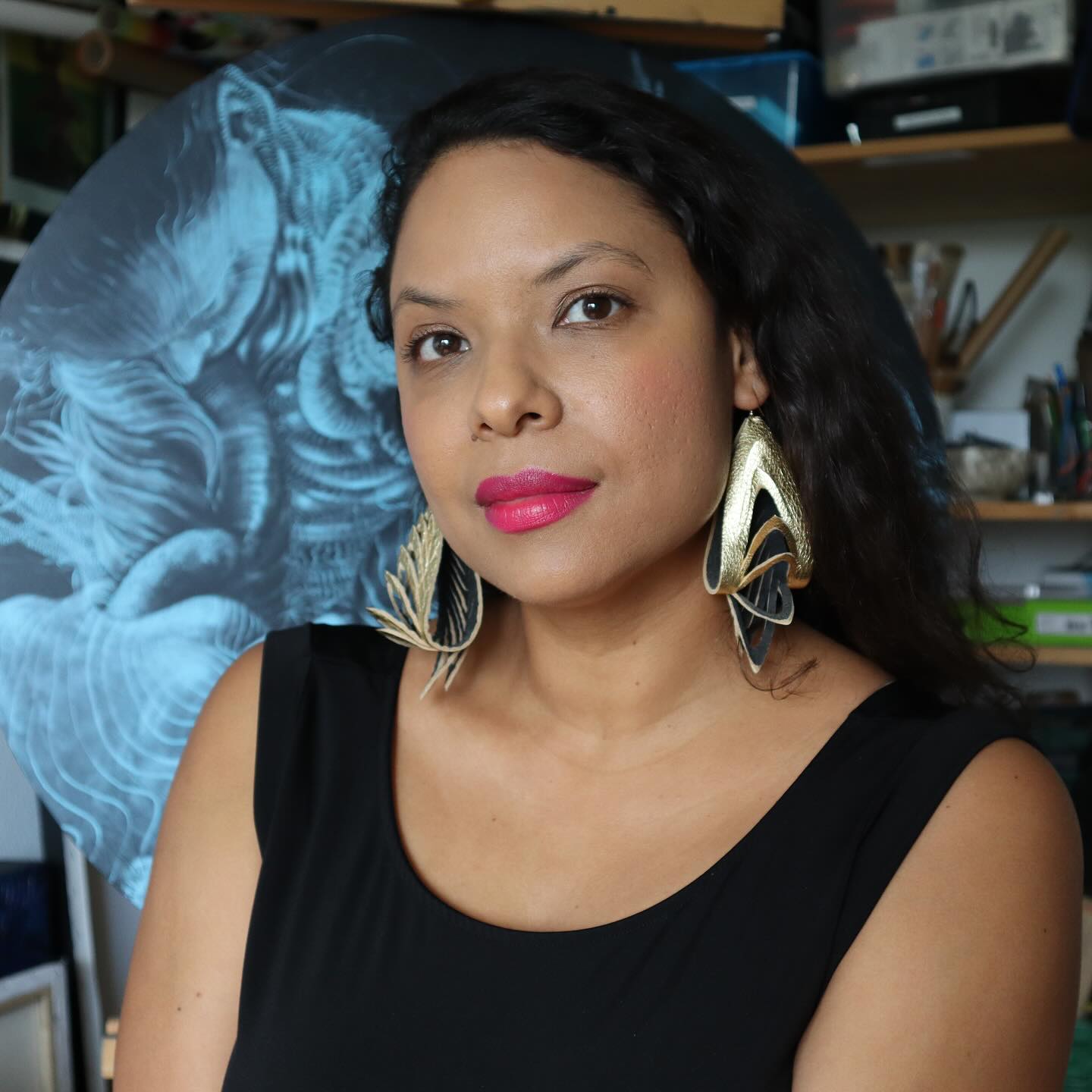 «Mein Ziel fĂŒr das Vermittlungsprogramm war es, den Besucher:innen Raum und Zeit zu geben, sich mit dem Thema auseinanderzusetzen. NatĂŒrlich ist Rassismus ein Thema, das man nicht in einem zweistĂŒndigen Museumsbesuch verdaut hat. Wir wollten den Leuten Möglichkeiten geben, sich in ihrem eigenen Tempo mit dem Thema auseinanderzusetzen.»
Im GesprĂ€ch mit Laura Arminda Kingsley @l.a.kingsley , KĂŒnstlerin, Kunstvermittlerin und Teil des Advisory Boards fĂŒr die Ausstellung "Stranger in the Village" im Aargauer Kunsthaus, beleuchten wir, wie Vermittlung zu einem Dialog wird und Museen inklusiver gestaltet werden können. đŹ
Zum Blogbeitrag «mediamus chez ⊠Laura Arminda Kingsley» geht es via Link in Bio đ
Die Ausstellung im @aargauerkunsthaus wurde kuratiert von @celineeidenbenz .
#mediamus #Kunstvermittlung #StrangerInTheVillage #Rassismus #Inklusion #Kunst #diversitÀt