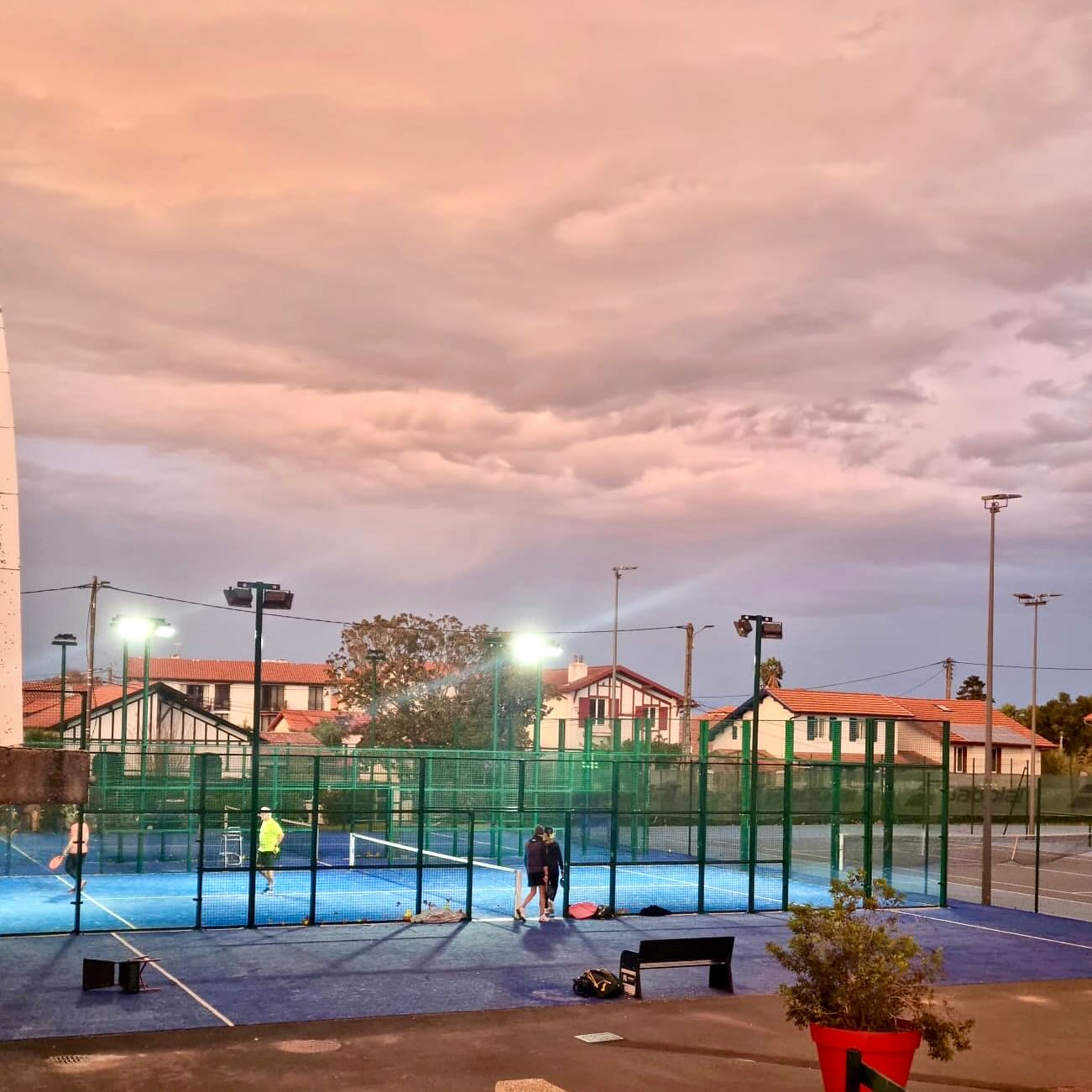 Dernière soirée sur ces terrains de padel qui laisseront bientôt place à 3 beaux terrains semi-couverts.
RDV en avril…
.
#padel #biarritzolympique #biarritz @bo_omnisports #botennis #botennisetpadel #bopadel