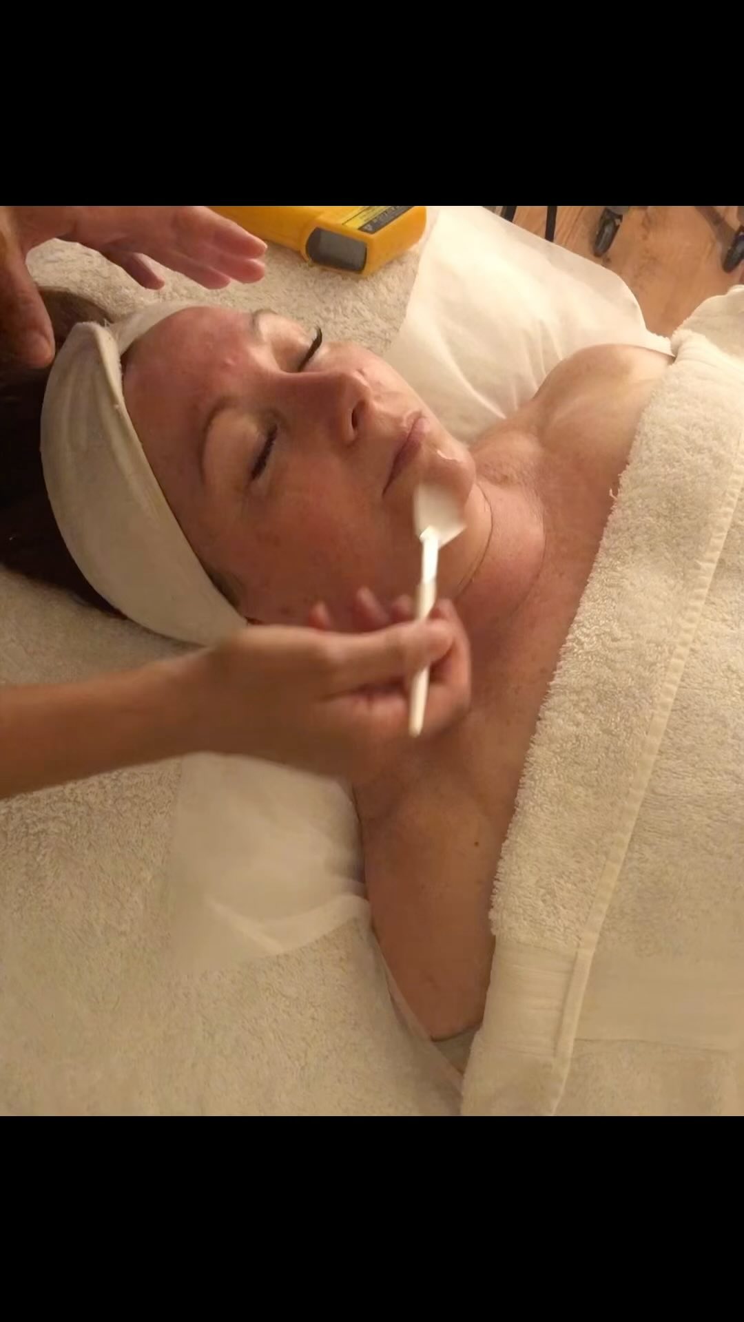 Lift, tone and tighten
RF Skin Tightening - our go to treatment for enhancing skin elasticity, reducing fine lines and achieving a firmer, more sculpted look.
#rfskintightening #antiageing #kokoshbeautyskinwellness #holisticbeauty #selfcare