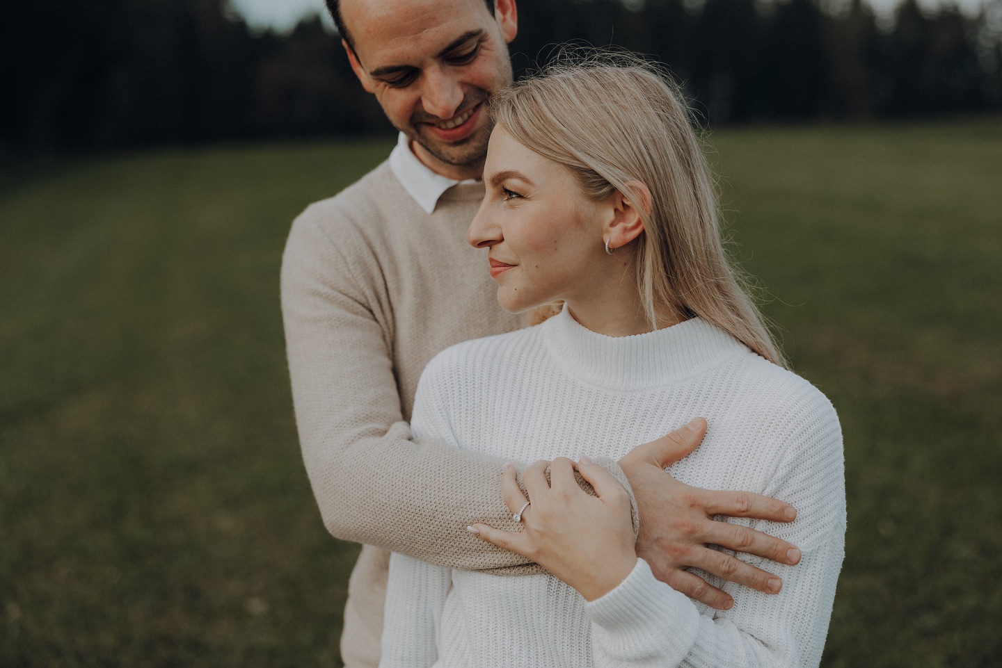 Sabrina & Andreas ✨
Manchmal hat man ein Shooting, das einfach anders ist – voller Lachen, Leichtigkeit und purer Freude. Dieses hier war eines davon. 🥰
Ich habe nicht nur Momente festgehalten, sondern auch jede Menge Spaß gehabt – ich kann mich nicht erinnern, wann ich zuletzt bei einem Shooting so viel gelacht habe. Ihr Vertrauen, ihre Liebe zueinander und diese Natürlichkeit – das hat den Tag für uns alle so besonders gemacht.
Eure Energie war ansteckend, und ich bin so dankbar, dass ich diese wundervollen Augenblicke mit euch einfangen durfte. 🌿🤍
Was denkt ihr? Solche Bilder sind doch mehr als Fotos, oder? Es sind kleine Erinnerungen an echte Emotionen.
#couple #couplegoals #love #bettertogether #coupleshoot #coupleshooting #photography #photographylovers #fotografiegoetz