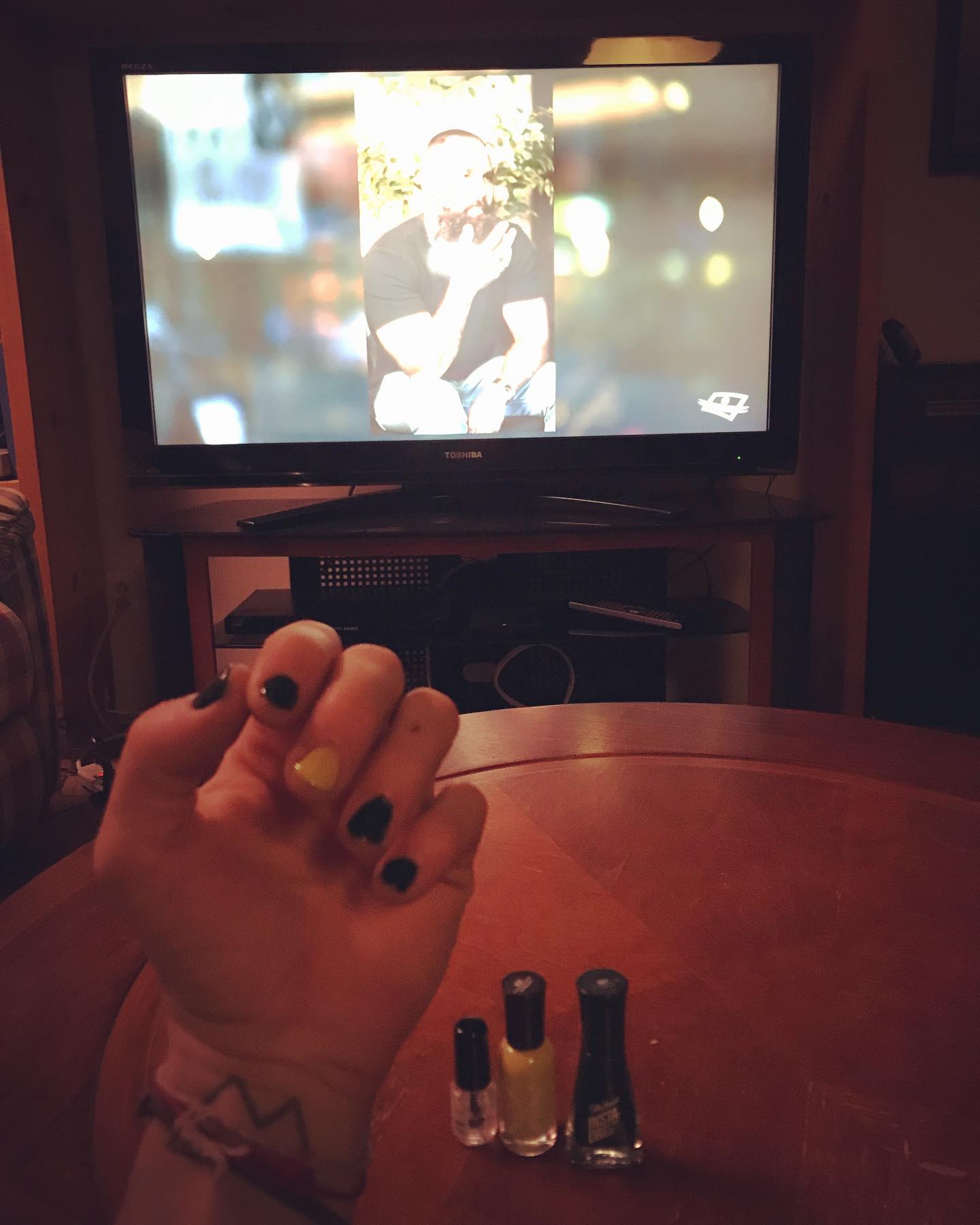 Se faire les ongles n’aura jamais eu autant de signification. #redefinirtamasculinite
➡️➡️ Swipe à gauche pour quelques impressions et pistes de réflexions à partager et méditer.
*
Le documentaire Alphas récemment diffusé sur @telequebec, ainsi que l’entrevue de @off_tlmep, mêlé à l’ambiance socio-politique polarisante qui règne actuellement, a fait réagir et avec raison.
Si on réagit c’est parce que le sujet vient toucher des fondements qu’on croyait acquis. Si on réagit c’est parce qu’on est ébranlé dans nos valeurs, c’est parce qu’on y tient à l’égalité, le respect, l’équité, l’inclusion, la solidarité.
Et toutes ces réactions vives sont le symptôme d’une société en santé qui tient dur comme fer à protéger ce qu’elle a construit. Espérons que les critiques mèneront au dialogue, la seule solution, aussi difficile que cela puisse paraître, pour nous sortir de l’impasse idéologique dans laquelle nous semblons nous enfoncer de plus en plus profondément.
Aussi,
Admettre ses limites, c’est masculin.
Reconnaître ses erreurs, c’est masculin.
Accepter ses peurs, c’est masculin.
Demander pardon, c’est masculin.
Nommer ses émotions, c’est masculin.
Pleurer, c’est masculin.
Ce sera tout, la bise 🤍
*
*
*
Regroupement provincial en santé et bien-être des hommes (RPSBEH)
🔗 https://www.rpsbeh.com/besoin-daide-membres.html
Ligne d'écoute Écoute-Entraide
🔗 https://www.ecoute-entraide.org/ligne-decoute/