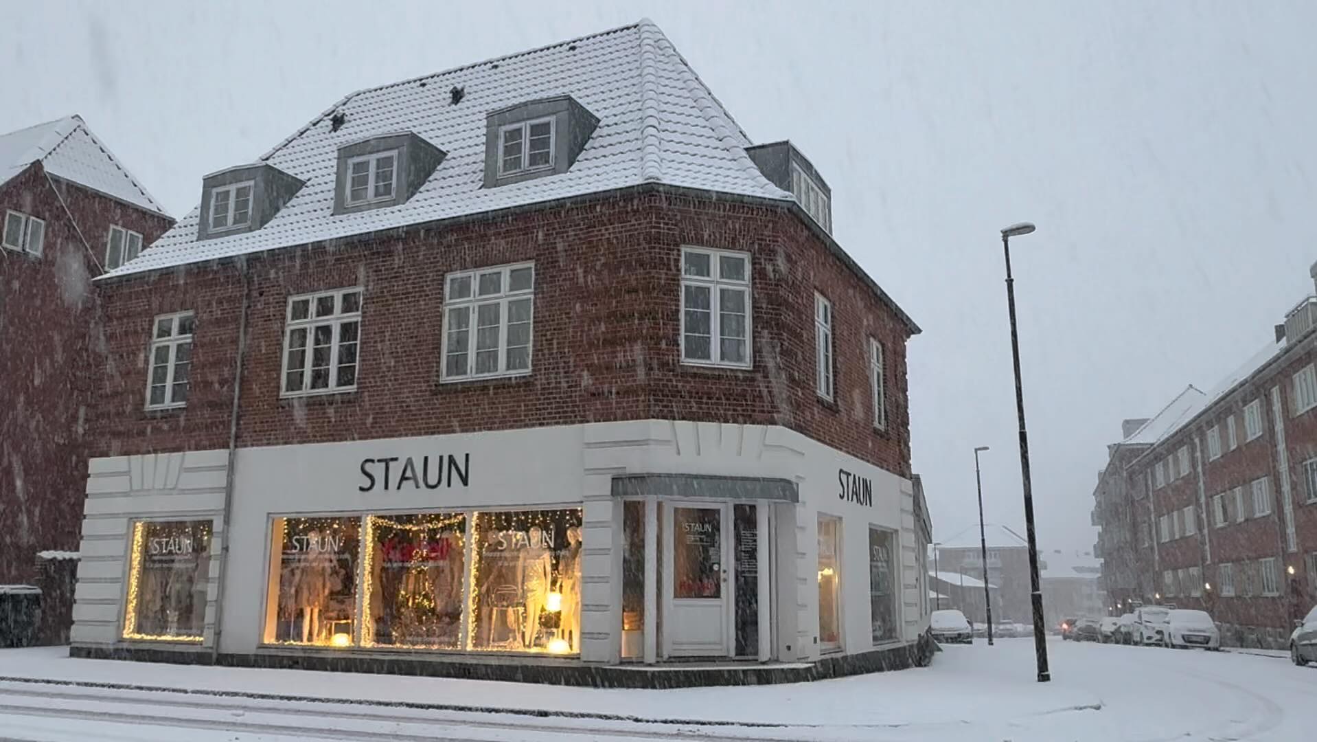 Hvor står vores skole nu smukt når sneen daler ned omkring os - her set fra den ene facade 🙏🏻❤️🎄
Rigtig god dag til jer alle.
#boligindretning #indretning #styling
#indretning #visuelmerchandiser #boligstyling #styling #deko #indretningsinspiration #butiksindretning #indretningshjælp #boligstylist #vejle #staundesign #interiorstyling #designer #visuelmerchandising #designhjem #dekoratør #indretningsarkitekt #indretningsarkitektskolen #dekoratørskolen #indretningsarkitektuddannelsen #dekoratøruddannelse #dekoratøruddannelsen #indretningsarkitekt #danmark #design #dekoratørskolenivejle @dekoratoerskolen.dk @staundesignbutikken