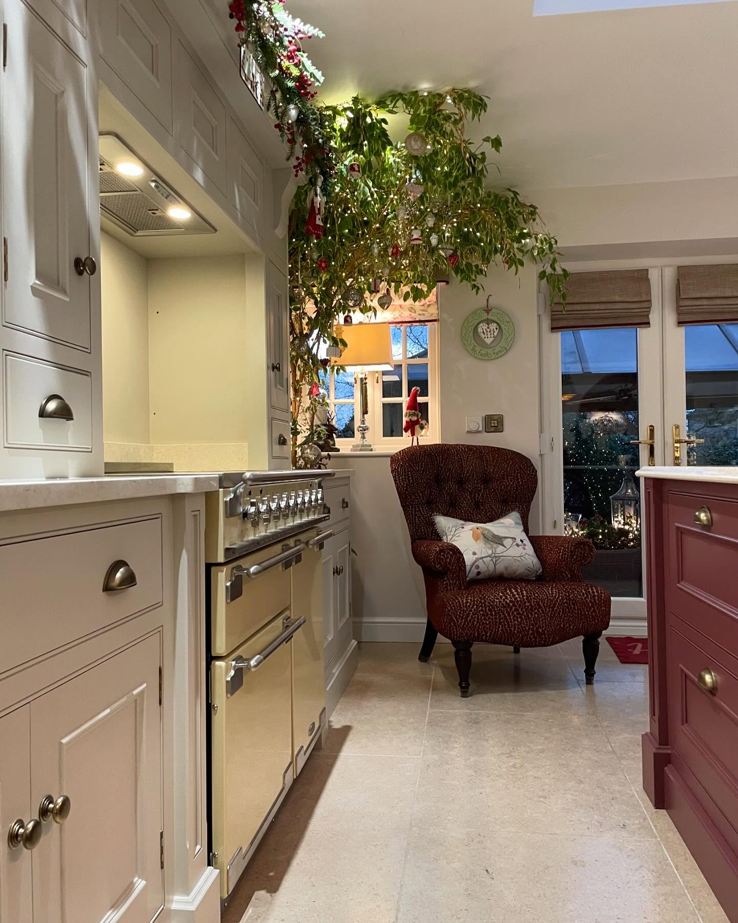 Only 34 days until Christmas, so let’s throw it back to this beautifully decorated Christmassy kitchen. This kitchen exudes an enchanting ambiance like no other at J Harris Kitchens. Take a look!
