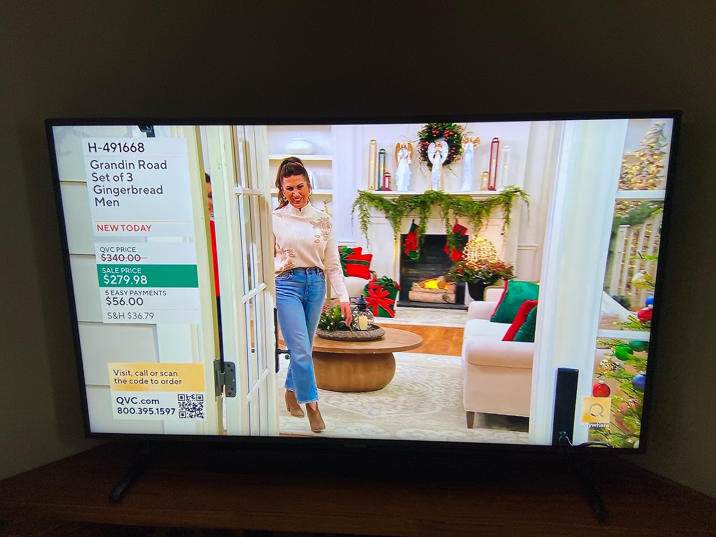 @kellyleelambert is the @qvc queen! She did amazing showcasing the Christmas decor of @grandinroad today!