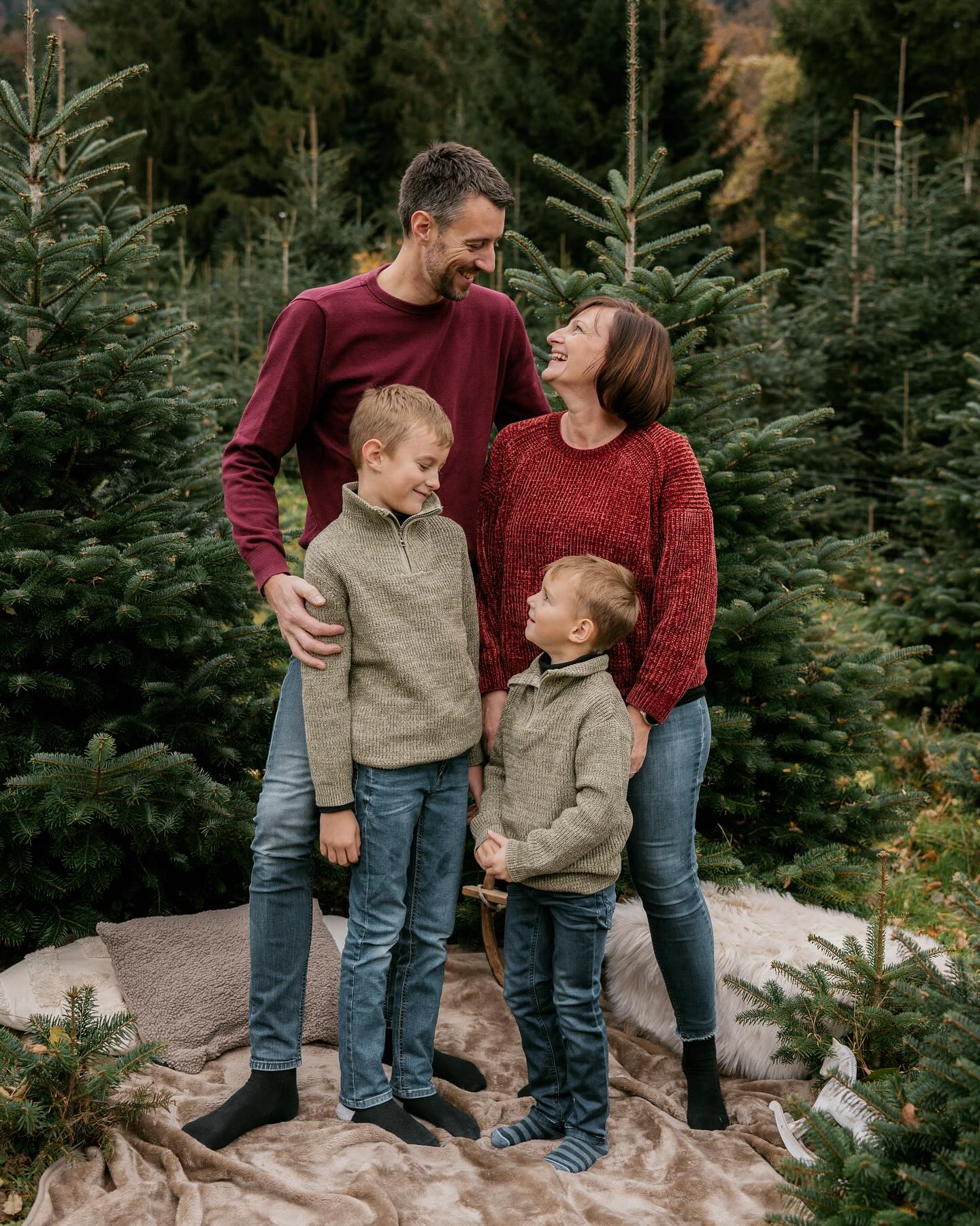 Weihnachtsminis ❤️
Einzigartige Erinnerungen an eine wunderschöne Zeit. Weihnachtliche & schlichte Familienfotos zum Aufhängen, Verschenken etc. ✨
WEIHANCHTSMINIS
FOTOGRAFIN
SELBSTSTÄNDIGKEIT