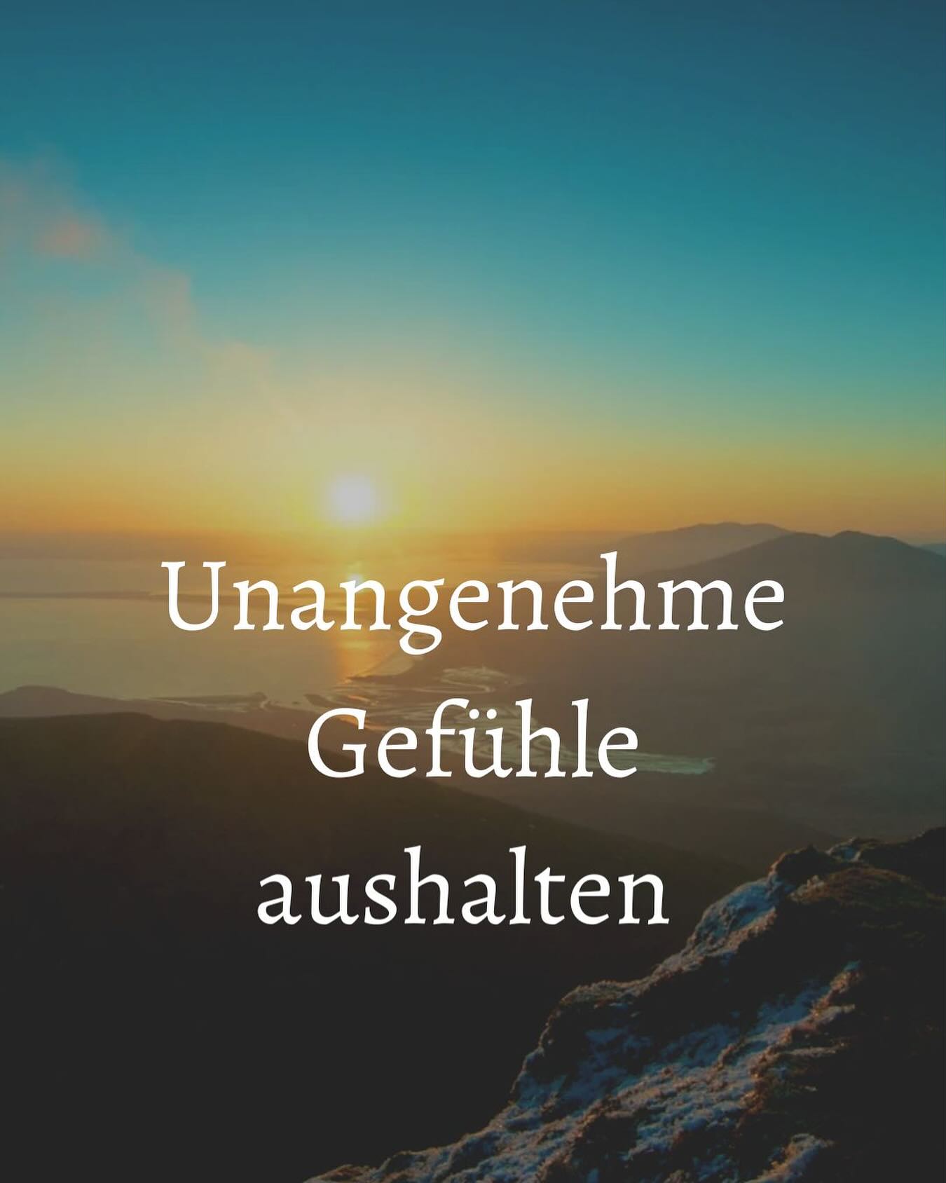 Am Wochenende bin ich einem sehr speziellem und spannenden Menschen über den Weg gelaufen. Unser Gespräch hatte sofort eine gewisse Tiefe die nur mit speziellen Menschen möglich ist.
Wir kamen auf das Thema, unangenehme Gefühle aushalten. 😓 Puuuuufffhhhh
Ein unangenehmes Thema.
Mir fällt es sehr schwer unangenehme Gefühle auszuhalten. Ich bin ein Meister darin mich abzulenken oder irgendetwas zu tun damit ich mich so schnell wie möglich wieder besser fühle.
Dabei ist ja an den Gefühlen selber nichts schlimmes dran. im Grunde sind auch diese Emotionen - Energy in motion… also eine Energie die sich im Körper bewegt.
Aber unsere eigene Wertung macht diese Energie/Emotion oft unerträglich.
Wir WOLLEN gut drauf sein.
Und machen vieles dafür.
Aber das Leben bedeutet nicht nur Spass, sondern auch Trauer, Verzweiflung, Ohnmacht und Angst.
Durch die Akzeptanz dieser Tatsache, kann ich aus dem Hamsterrad, auf der ständigen Suche nach Unterhaltung und Ablenkung aussteigen. Beginnen zuzulassen.
Zu akzeptieren.
Mich auch mal rausnehmen. Verletzlich zeigen.
Verwundbar. Oft stellt sich dadurch schon ein gewisser Frieden ein
Stell dir die Frage: ist es Stark, immer die/den starken zu spielen?
Oder ist es stark den Mut zu haben aufzubrechen, sich einzugestehen dass nicht alles rund und perfekt läuft, und sich dadurch Nahbar und menschlich zu zeigen?
Die Wahrheit ist, wir alle tragen diese Emotionen in uns. Bei der Ablehnung dieser Emotionen beginnt die Trennung zu unserem selbst.
Jeder kennt die Frage „wie geht es dir“
Es ist eigentlich mehr so eine Art Floskel.
Wie geht es dir wirklich?
Ist oft die Brücke zu einem echten und ehrlichem Gespräch.
Emotionen und Gefühle sind nach wie vor ein Tabu Thema.
Werden als „zu sensibel“ eingestuft oder schwach
Wir sind fühlende Wesen.
Fühlen bedeutet nicht, nur zu fühlen was wir WOLLEN.
Fühlen bedeutet auch die unangenehmen Emotionen zu fühlen. Wenn wir uns nie den Raum geben zu fühlen, werden all die angestauten/ unterdrückten Gefühle irgendwann die überhand nehmen, uns kontrollieren und es nicht mehr zulassen Freude, Liebe, Dankbarkeit und Glück zu fühlen 💕✨
Feeling is Healing ✨