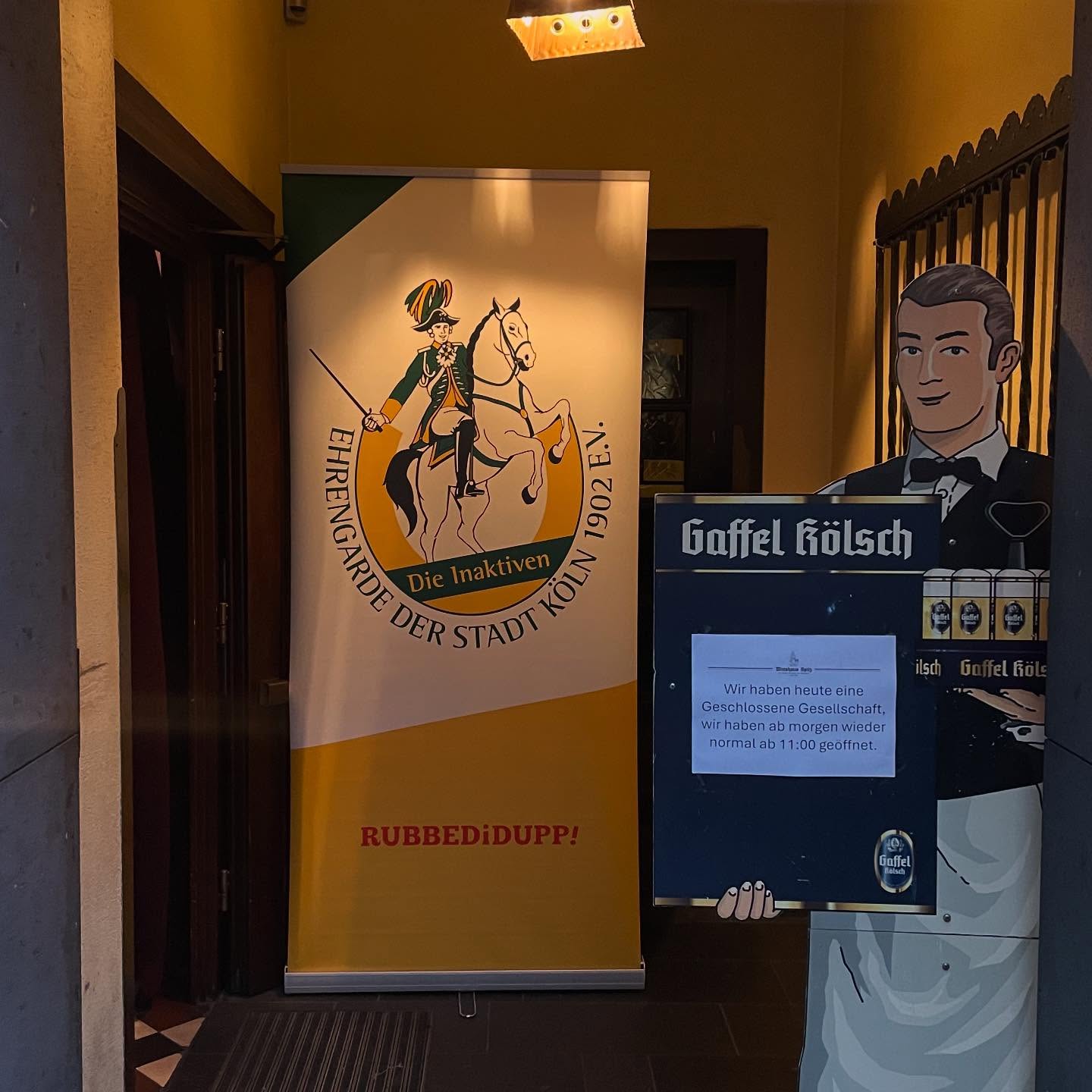 Heute ist die Inaktiven Abteilung der Ehrengarde der Stadt Köln bei uns zu Besuch.
Deswegen haben wir heute geschlossenen Gesellschaft.