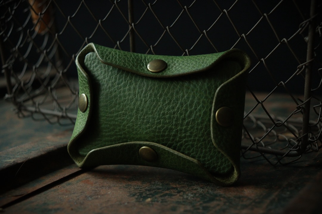 AND HERE IT IS:
„Lighthouse“ minimalist wallet in green color. Beautiful Minerva Box leather from Carlo Badalassi tannery (Tuscany).
Gold foil stamped logo and the possibility to personalize your wallet using the same gold foil stamping technique.
Could be your Christmas gift idea?
#nemoleathergoods #minimalistwallet #minimaliststyle #cardholder #leatherwallet #leathercardholder #minimalistcardholder #nostitchwallet #origamiwallet #ruggedstyle #heritagestyle #redwingstyle #minervabox #madeinfrance #fabriquéenfrance #portefeuillepersonnalisé #portefeuille #portecartes #slowfashion #gentelmanstyle