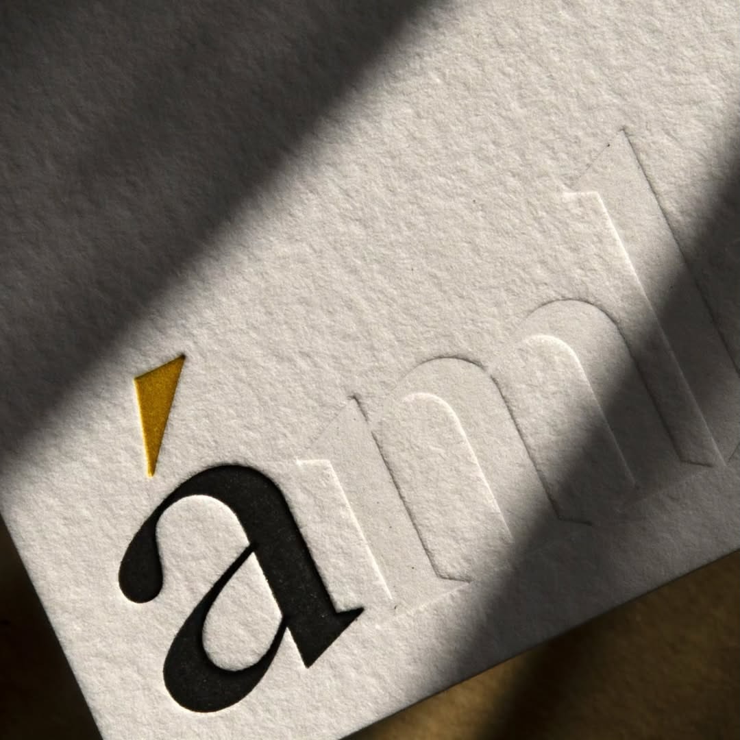 Tarjetas de presentación para @ambito_arquitectura con impresión letterpress a dos colores y letterpress seco en papel de algodón.
Esta es una oficina de arquitectura y diseño interior que involucra a las personas detrás de cada proyecto. La perfección está en los detalles, cada detalle cuenta y en sus proyectos esos detalles están integrados en la totalidad del espacio.
@ambito_arquitectura está dirigido principalmente a personas que buscan renovar sus espacios residenciales, como también a personas que están interesadas en el diseño de interiores, arquitectos que necesitan mejor soporte en diseño y personas que buscan crear un espacio personalizado y de confianza en el proceso.
El primer concepto que buscamos transmitir a través de la identidad visual es el oficio que hay detrás del servicio de @ambito_arquitectura . Esto implica comunicar el compromiso y la dedicación al buen trabajo, la calidad y el nivel de detalle que se logra en el resultado final.
Los colores de Ámbito son consecuencia del proceso de investigación que siempre llevamos a cabo en la etapa de creatividad del diseño de la marca. En relación a los acordes cromáticos de los conceptos asociados a @ambito_arquitectura tales como confianza, cercanía, seguridad y felicidad.
La tipografía ocupada en el logotipo de Ámbito fue “Eiko”. Una tipografía serif de origen japonés. Elegimos esta tipografía por la historia que tiene el fundador de @ambito_arquitectura con Japón y su cultura, recurso de diseño que complementa muy bien el cuidado por los detalles y la calidad del producto final que entregan.
También diseñamos el sitio web responsive, con el objetivo de hacer más interactiva la comunicación con la clientela y mantener informado al publico sobre sus proyectos y servicios.
Si quieres saber más de este proceso creativo, y encontrar otros proyectos así, te invitamos a visitar nuestro sitio web 🤓Link en la bio!
Ponle #creatividad
Ponle #estrategia
Y una cuota de #arte
Impresión por @alberti.cl
Papel de @smltart
Fotos de @coco.nstanza
#slowprint #letterpress #businesscards #businesscardsdesign #branding #visualidentity #design #designstudio #tarjetas #diseño #graphicdesign