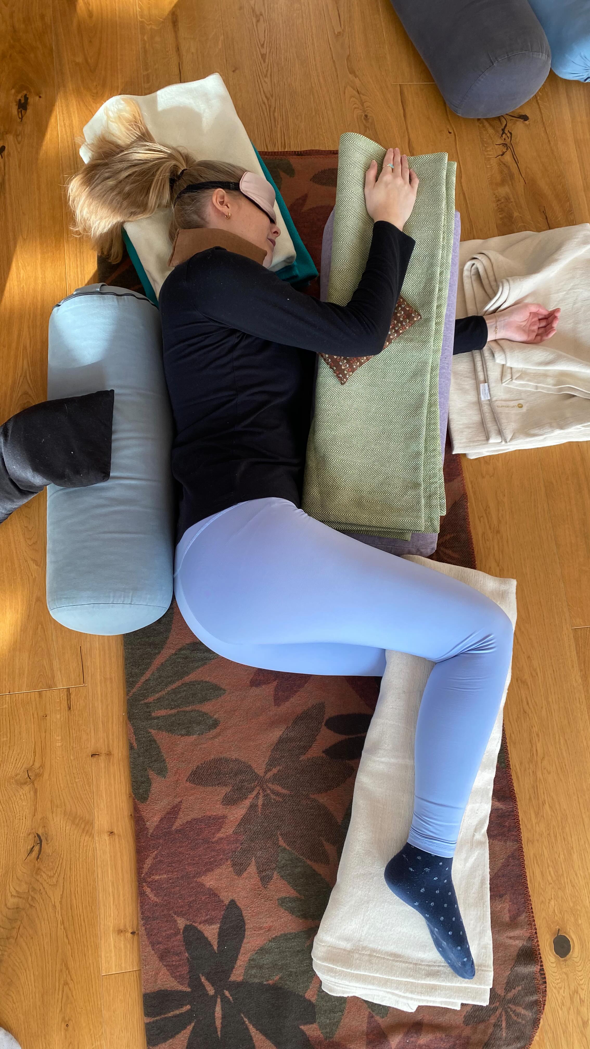 Die Idee, dass wir jede Sekunde unserer Zeit nutzen müssen (darunter fallen übrigens auch sämtliche Erfindungen zur Selbstoptimierung) ist eine Erfindung des Industriezeitalters.
Die damals aufkommende Fabrikarbeit verlangte strikte Einhaltung von Zeitplänen was zu einem ganz andere Zeit Bewusstsein führte.
Restorative Yoga ist ein Gegenentwurf zu dieser produktiven, neoliberalen Perspektive.
Es geht nicht darum Zeit zu nutzen, sondern als etwas zu erleben.
Vielen Dank an alle Teilnehmenden die letzte Woche an meiner ersten Restorative Yoga Weiterbildung teilgenommen haben 🦋
📅📅
20h Restorative Yoga Weiterbildung in Berlin
14.11.25 bis 16.11.25
Infos und Anmeldung über den Link in der Bio.
#RestorativeYoga#restorativeyogateacher#yogateachertraining