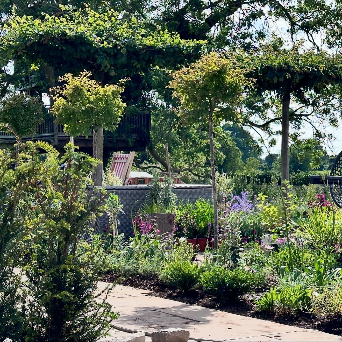 Here’s one of our creations this summer, great team work and a real joy to work with our clients @turnertowers_ @sweet_pea_floral_
#gardeninspiration
#cottagegarden
#countrylife
#gardendesign
#landscapedesign
#gardenlife
#gardentherapy