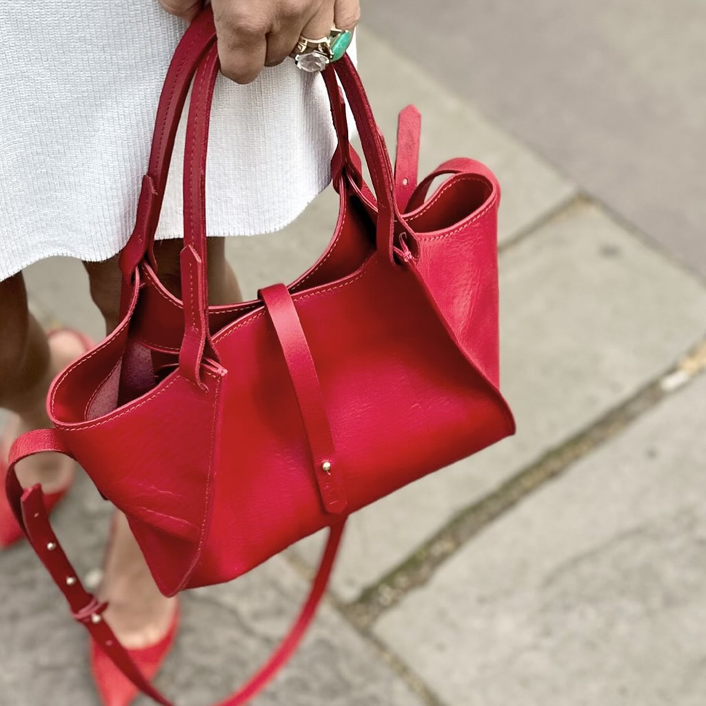 Beauty in red- Shopper Rana small
#handgemacht #rotesleder #crossbodybag #ledertaschen