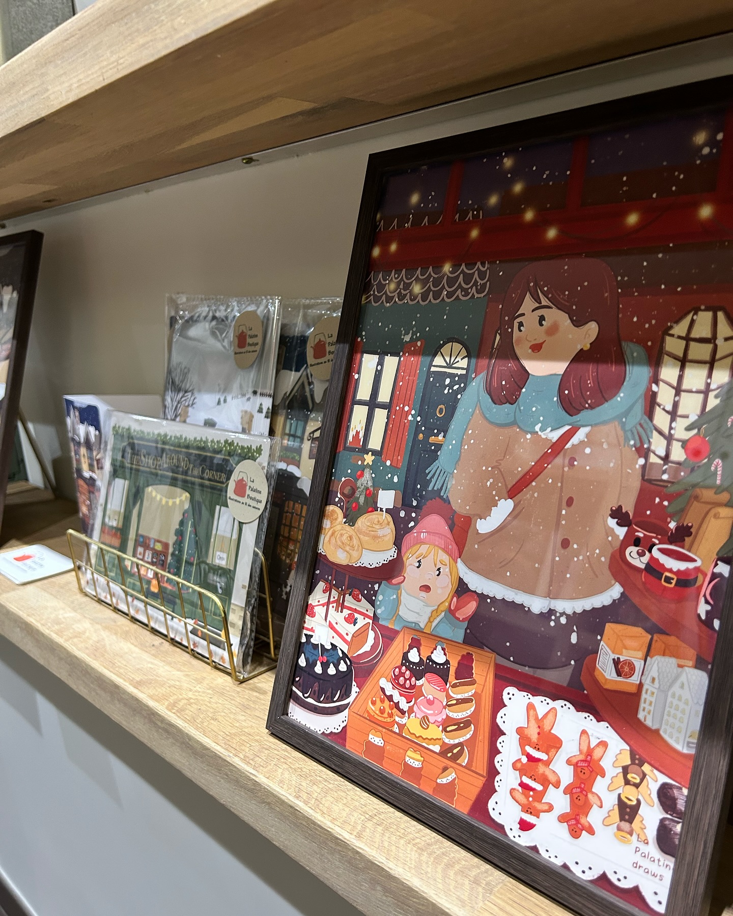 🧡 BONNE NOUVELLE 😍🎉
🍽️🎄 La collection de Noël de @lapalatinedraws est disponible dès maintenant à l’école de cuisine @lecuisinaireduroi à Versailles !
👨🍳👩🍳 Situé place du marché, @lecuisinaireduroi transmet avec passion la cuisine et la pâtisserie lors d’ateliers et de team buildings, le tout dans une superbe cuisine colorée.
😍 C’est avec une immense joie que je peux y exposer des illustrations et marques pages et en proposer à la vente !
💓 C’est la première fois que mes créations sont exposées quelque part alors ça me fait tout drôle ! Je suis tellement heureuse que cela se fasse à Versailles 💙
🧁 N’hésitez pas à suivre @lecuisinaireduroi et à regarder les ateliers cuisine et pâtisserie, ça donne envie (pour soi-même ou pour offrir!) 😋
🧡 Merci infiniment à Karine pour sa confiance et cette belle opportunité de partager mon travail
#lapalatinedraws #lapalatineboutique #lapalatine #versailles #versaillesmaville #versaillesinmypocket #cestversaillesici #illustration #illustragram