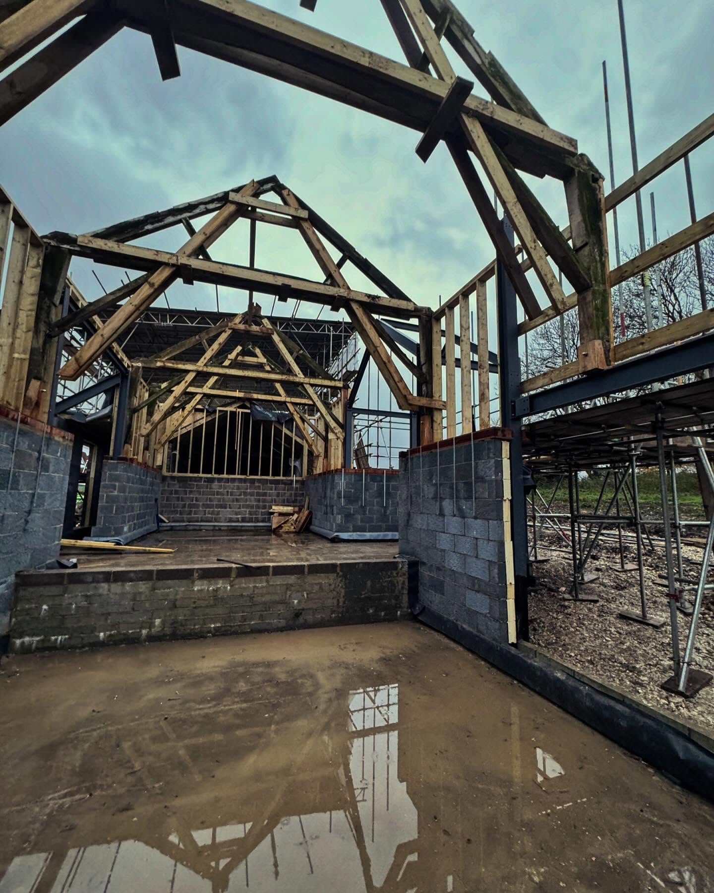 Progress on the new roof for the original Barn section of the build is well underway. We have many new Oak beams to line up and join with the original Oak trusses to form the structure of the new roof.
#barnbuild #bespokebuilders #bespokebuild #barnconversion #barnproject #barnconversionproject #bespokebuilding #construction #constructionuk #constructionsite