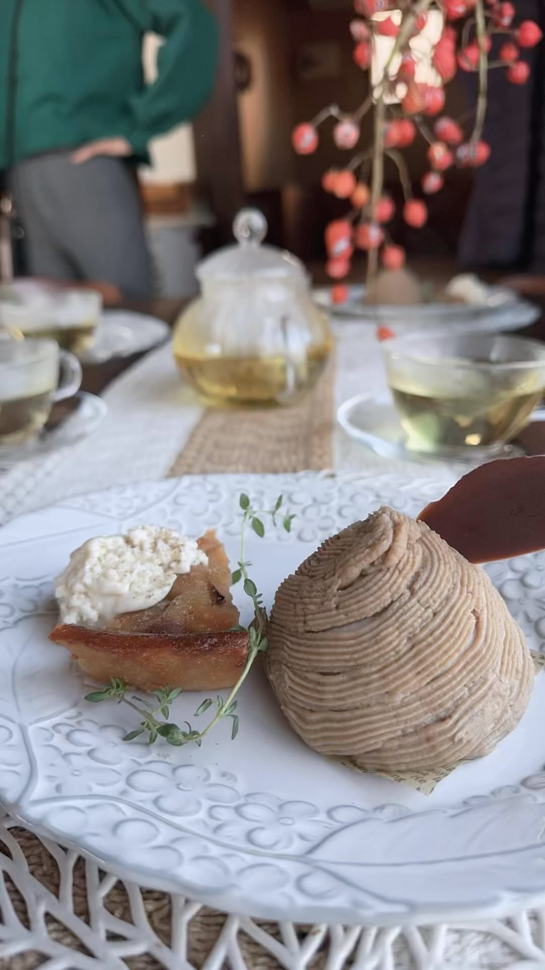 〜𝒀𝒐𝒈𝒂 𝒙 𝑹𝒂𝒘 𝒔𝒘𝒆𝒆𝒕𝒔 𝒄𝒐𝒍𝒍𝒂𝒃𝒐𝒓𝒂𝒕𝒊𝒐𝒏 𝒆𝒗𝒆𝒏𝒕 〜
ヨガ×ロースイーツ
@premanatomoco による
身体に向き合うヨガ𓀡
昨日の冷えからの身体の声に耳を傾け、
今の状態をよりポジティブにもっていく…
はじまりと終わりで身体の感じ方がちがう!
「来た時の頭痛が軽くなった」
「鼻が通るようになって、匂いがわかるようになった」
と嬉しいお声をいただきました❤︎︎
そして、
【 本日のスイーツプレート𓎩 】
この時期に大切なのは、
「腸を整えて免疫力を高めること」。
発酵食品や植物の力で、
体の内側から風邪予防をサポートしましょう!
𓊯 発酵Rawモンブラン
発酵を用いたモンブランペーストに加えて、
中には発酵あんこ。
𓇨 ヴィーガンりんごのクラフティ 豆腐のホイップ添え
りんごのペクチンは腸内の善玉菌を増やしてくれる優れもの。
豆腐のホイップと一緒に楽しむことで、風邪を寄せつけない体づくりをサポートします!
𖠚ᐝ カモミールのブレンドハーブティー
カモミールは免疫力を高め、風邪予防に役立つハーブ。
スイーツと一緒に、心も体もホッと癒されます。
発酵食品と植物が織りなすこのスイーツ、
風邪を予防しながら、内側から健やかさと美しさを手に入れます。
お腹も心もゆるめて、
幸せなひとときでした✧
˚˙༓࿇༓˙˚˙༓࿇༓˙˚˙༓࿇༓˙˚
◆日時
現在未定(リクエストで開催可)
◆費用
3,000円
◆内容
ヨガ 60分 + カフェタイム(スイーツ+ドリンク付き)
◆場所
@lohastic
✻少人数しか入れませんので、定員に達し次第締め切らさせていただきます。ご了承ください。
º· .•*¨✼ºᵒ••ᵒº° ˚°ºᵒ••ᵒº.✼¨*•.* ゚
《11月スケジュール》
22、25、27〜29日
スピリチュアルカウンセリング
23、26日
発酵×Rawりんごとさつまいものシブースト レッスン
《12月スケジュール》
1日(新月)、15日(満月)
光のローチョコBOX販売 ※前日まで要予約
2〜6、9〜10、12〜13、16、18、26〜27日
スピリチュアルカウンセリング
17日 ドラゴンクリスタルチャネリング講座
11、19〜21日、23、28〜31日 お休み
24、25日
発酵×Rawいちごのブッシュドノエル レッスン
上記日程以外で
ロースイーツのテイクアウト&リクエストレッスン
スピリチュアルカウンセリング受付中♪
(土日祝日はテイクアウトはお休みです)
⁎⑅⃝⁎୨୧⁎⑅⃝⁎୨୧⁎⑅⃝⁎୨୧⁎⑅⃝⁎୨୧⁎⑅⃝⁎୨୧⁎⑅⃝
《募集中講座》
🌿ロースイーツパティシエ認定講座
→ロースイーツのノウハウを学びます
🌿ローショコラパティシエ講座
→ローチョコレートに特化した講座です
🌿他リクエスト可能
🌹花おはぎレッスン
ヴィーガン仕様のあんこを使った可愛いお花絞り
🌹ショコラフラワー講座
仕様の違う3種類のチョコレートでお花絞り
🌿𝒍𝒐𝒉𝒂𝒔𝑻𝑰𝑪 𝒔𝒘𝒆𝒆𝒕𝒔は
日本ヘルシーフード協会
『ロースイーツパティシエ』
『ローショコラパティシエ』
𝒓𝒂𝒘&𝒓𝒂𝒘認定校になります
@𝗋𝖺𝗐𝗌𝗐𝖾𝖾𝗍𝗌.𝖺𝗄𝗂.𝗏𝖾𝗀𝖾𝖻𝗂𝗈
🍎発酵料理教室 円居認定講師
🌹社)𝑨𝑳𝑨
『ショコラフラワー認定講師』
になります
*・゚゚・*:.。..。.:*・゚゚・*:.。. .。.:**・゚゚・*:.。..。.:*・゚゚・*:.。.
《𝒍𝒐𝒉𝒂𝒔𝑻𝑰𝑪 𝒔𝒘𝒆𝒆𝒕𝒔》
ロースイーツ/花おはぎ/ベビー教室/スピリチュアルサロン
☆𝑳𝑰𝑵𝑬 (𝑰𝑫→@𝟥𝟩𝟨𝗊𝗎𝗏𝗅𝗂)のお友達追加で
ロースイーツレッスンがお得に受けられるクーポン配布中♡
スピリチュアルアカウント
@draco_illumina
#ローショコラパティシエ #ローショコラ #ローチョコレート #ロースイーツ大好き #ローチョコレートレッスン #ローチョコレート教室 #ヴィーガンスイーツレッスン #ヴィーガンお菓子 #オーガニックスイーツ #プラントベーススイーツ #身体に優しいお菓子 #グルテンフリーのお菓子 #発酵おやつ #発酵ジュース #発酵シロップ #発酵スイーツ #フィトセラピー #phytotherapy #植物療法 #静岡花おはぎ #ロースイーツオンラインレッスン #子連れ参加 #ロハスチックスイーツ #ロースイーツ講座 #𝚛𝚊𝚠𝚜𝚠𝚎𝚎𝚝𝚜𝚕𝚎𝚜𝚜𝚘𝚗 #ロースイーツ教室 #ロースイーツ焼津 #ロースイーツ静岡 #焼津ママ