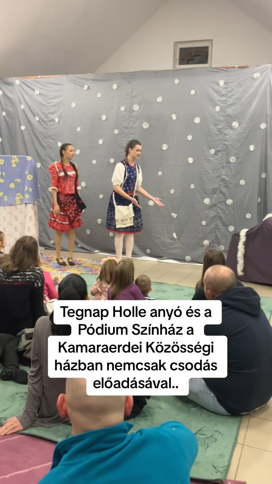 Tegnap Holle anyó és a Pódium Színház a Kamaraerdei Közösségi házban nemcsak csodás előadásával, hanem egy meglepetés vendéggel is mosolyt csalt a gyerekek arcára☺️