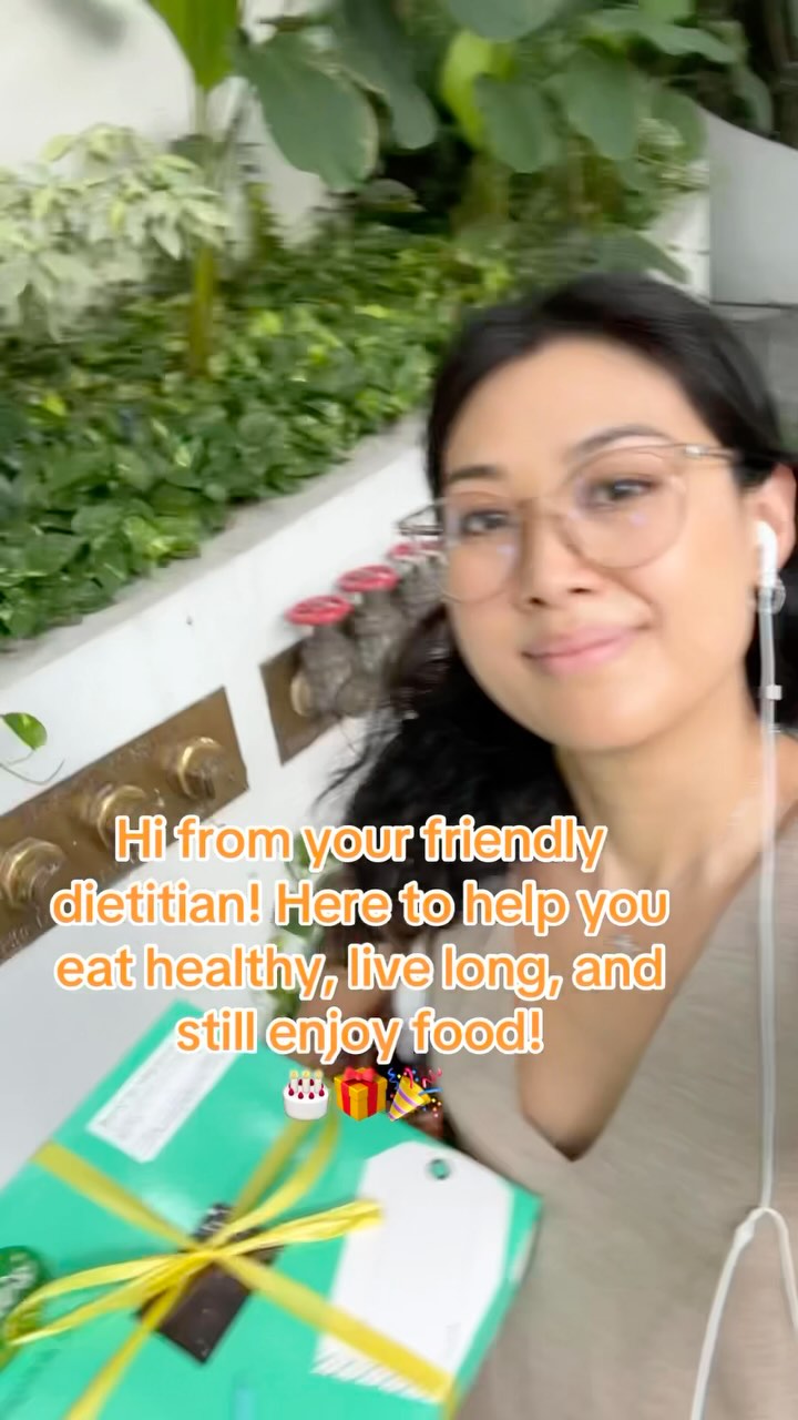 Being a dietitian doesn’t mean eating only healthy versions of foods or being afraid of regular ingredients. It means always making sure my friends enjoy their birthdays and live long healthy lives 💛 And also means I care a lot about food so I’m picking the cake!