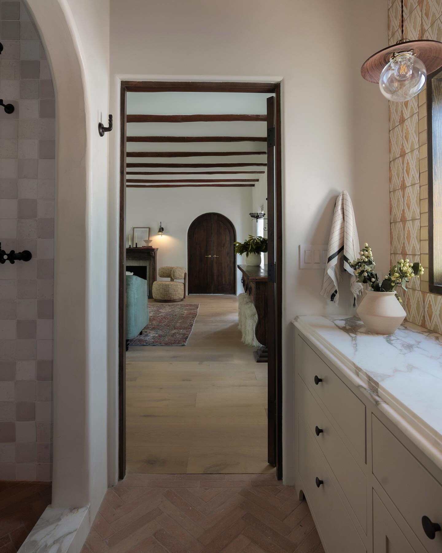 : after and before :
Located in the rolling plains of Santa Fe, STUDIO.ASHTEN redesigned this vacation home to honor its beautiful Adobe bones while crafting a fresh chapter for the historic estate. The furnishings and materials, a blend of custom and antique pieces, were curated from local artisans and established workrooms to create layered, inviting spaces that serve as a welcome retreat from the Client’s city life.