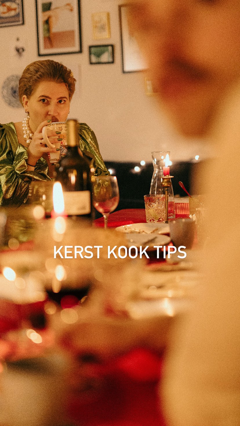 De tips hieronder nog even uitgebreid:
1. Het eerste dat ik doe is van te voren een menu maken en daarbij denk ik meteen na over snacks, drinken en lunch voor tijdens het koken. Ik maak bij dit menu ook meteen een plan wat ik eerst kan voorbereiden en wat ik als laatst doe, afhankelijk van het gerecht.
2. Ik laat de boodschappen bezorgen om het mezelf zo makkelijk mogelijk te maken
3. Ik zorg dat mijn kasten, koelkast en keuken schoon en opgeruimd zijn als ik begin. Daarnaast zorg ik dat al mn andere huishoudelijke klusjes ook al gedaan zijn, zodat ik alleen maar hoef te kokkerellen.
4. Als de boodschappen komen verdeel ik de boodschappen per gerecht onder in zakken of kratten
5. Ik probeer altijd mijn koelkast en kasten in de keuken zo leeg en opgeruimd mogelijk te houden. Dus ik zet mijn boodschappen buiten koud
6. De kratten met dingen die niet koud hoeven zet ik in de binnen kast, uit het zicht
7. Bij ons kerstdiner bieden onze vrienden vaak hulp aan van te voren, dus ook dat plan ik in. Eigenlijk tijdens de voorbereiding is het al feest met lunch en snacks en kerstmuziek. En zelfs de dag na het diner staat er een opruimploeg van vrienden voor onze deur, waar we na het diner ook een kerstontbijt mee doen.
8. Tijdens de voorbereidingen maak ik alle gerechten af tot ze nog 20 minuten moeten, zodat ik op de avond zelf precies weet dat alles nog 20 minuten in de oven of in de pan moet. Sowieso zorg ik dat alles voorbereid is. Tot het plukken van blaadjes basilicum van het takje af. Zo min mogelijk werk op de avond zelf.
9. Nog een laatste tipje: laat je gasten Tupperwares meenemen, want weggooien doen we natuurlijk niet.
Kortom: voorbereiding is key, sta hulp toe als mensen het voorstellen, maak het jezelf zo makkelijk en maar vooral leuk mogelijk.
Heb jij nog tips?
#kerstdiner #koken #kerstinspiratie
P.S. jullie weten dat ik vega eet, maar ik maak voor gasten wel vlees