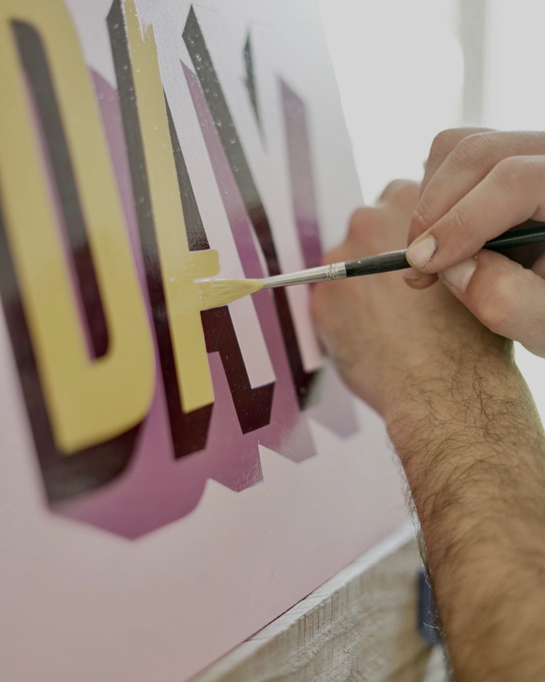 😊 Lucky Lucien reprend du service !
Et pour ce nouveau départ rien de mieux que de commencer par une petite sélection du shooting signé @studio.maoliz avec des photos que je n’ai jamais partagé mais que j’adore !
#photo #peintalamain #alwayshandpaint #signpaint #signpainting #handpainting #lettering #lettrage #handlettered #handlettering #goodtype #typism #peintreenlettres #signaletique #luckylucien #lettrage #type #typographyart #typographydesign #montpellier #nimes