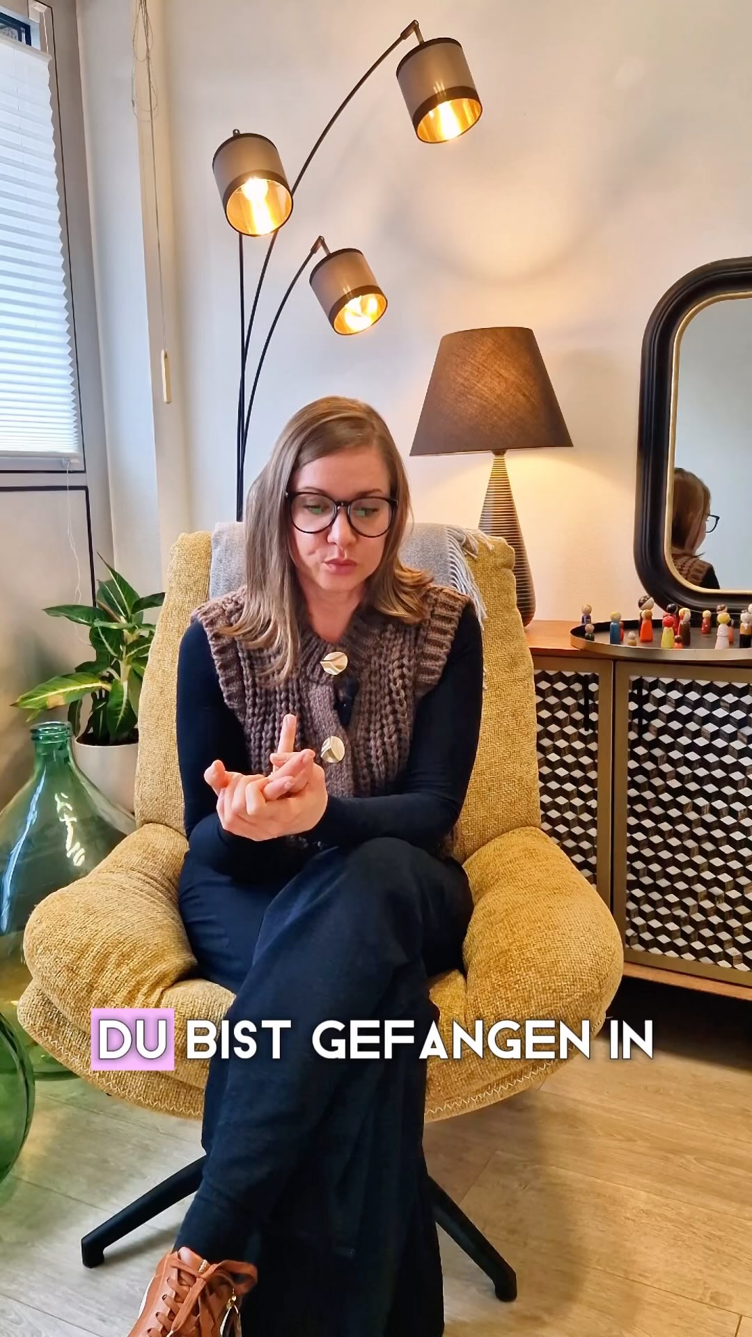 Okay, das klingt vielleicht hart, aber viele Beziehungen dümpeln irgendwann wie Karpfen nebeneinander her. Alltag, Kinder, Verpflichtungen – alles zieht ein, und ihr vergesst, was euch ursprünglich zusammengebracht hat.
⭕️ Studien zeigen, dass Paare, die auf Autopilot leben, deutlich weniger zufrieden sind und die emotionale Nähe verlieren. Das ist okay für eine Weile, aber der Zeitpunkt kommt, an dem ihr wieder Richtung braucht.
❌ Also, Schluss mit den Ausreden! Nehmt euch Zeit, etwas zu tun, was ihr schon immer machen wolltet, auch wenn’s nur eine Kleinigkeit ist. Die Forschung sagt, dass gemeinsame Abenteuer – und das muss kein großes Ding sein – die Bindung und Zufriedenheit langfristig stärken. Also, was wird’s sein? Karpfen oder Delfin? 🐟➡️🐬
▶️ übrigens nennen wir das den „Novelty-Effekt“: Durch gemeinsames Erleben neuer Aktivitäten wird das Belohnungssystem im Gehirn aktiviert, was positive Gefühle füreinander verstärkt.