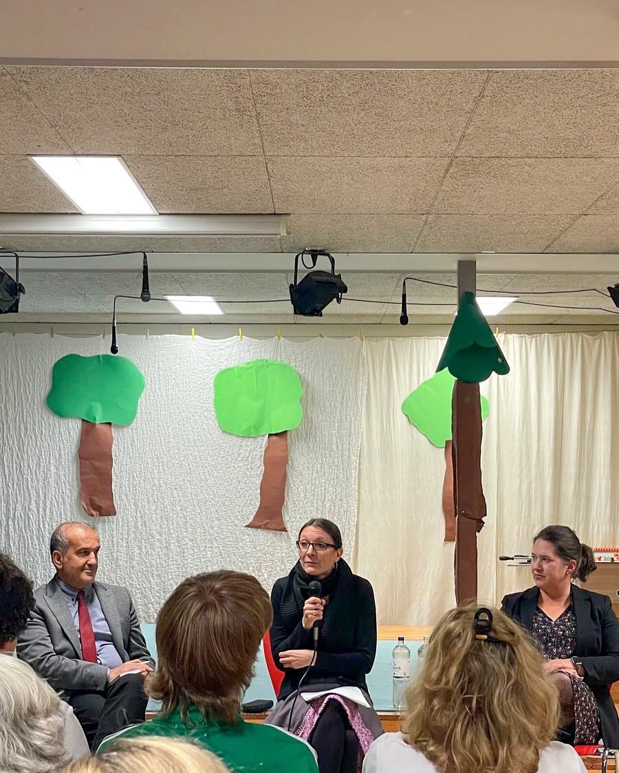 Trotz des ungemütlichen Wetters nutzen gestern Abend viele Interessierte aus den umliegenden Schulen und der Nachbarschaft die Gelegenheit, mit der Schulsenatorin @ksenija_bekeris persönlich ins Gespräch zu kommen. Das Themenspektrum reichte von Demokratiebildung und Digitalisierung bis hin zu Gewaltprävention und individuelle Fördermaßnahmen für Schülerinnen und Schüler.
Mindestens einmal im Jahr lade ich zu den „Schulgesprächen im Hamburger Westen“ in unterschiedlichen Stadtteilen des Wahlkreises ein und freue mich immer wieder, dass wir immer wieder neue Teilnehmerinnen und Teilnehmer begrüßen dürfen. Dieses Mal war auch mein Bürgerschaftskollege und Sprecher für Migration, Integration und Geflüchtete @kazim_abaci mit dabei und hat gemeinsam mit mir den Abend moderiert. #spdhamburg #spdaltona #schulbehördehamburg #iserbrook #dialog #zukunft #schule