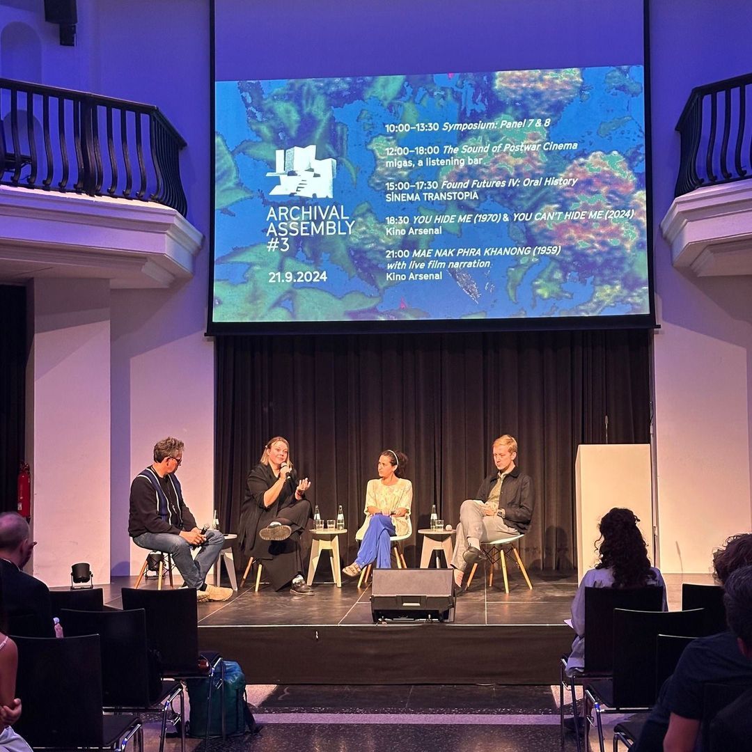SFX: Click. Powerpoint wird geöffnet.
Rückblick auf das Foley-Artistry-Panel beim Archival Assembly im September in Berlin! 🌟 Mit Jonáš Kucharský, Vinzenz Hediger und Sara Pinheiro habe ich über die Herausforderungen und Möglichkeiten des Archivierens von Foley-Sounds gesprochen.
Jetzt freue ich mich auf meinen morgigen Vortrag bei der Tagung „Edition von Filmmusik“, wo ich die Sichtbarkeit – oder vielmehr die oft übersehene Unsichtbarkeit – des Geräuschehandwerks in der Geschichte der Filmmusik beleuchten und kritisch hinterfragen werde. Ich bin gespannt und freue mich :)
SFX: Kaffee wird aufgesetzt.
#FoleyArtistry #ArchivalAssembly #Filmmusic #SoundDesign #BehindTheScenes #geräuschemacherin #womeninsound #phdlife #ilovemyjob #hörspiel #livehörspiel #berlin #filmkultur #hörspielliebe #phdstudent