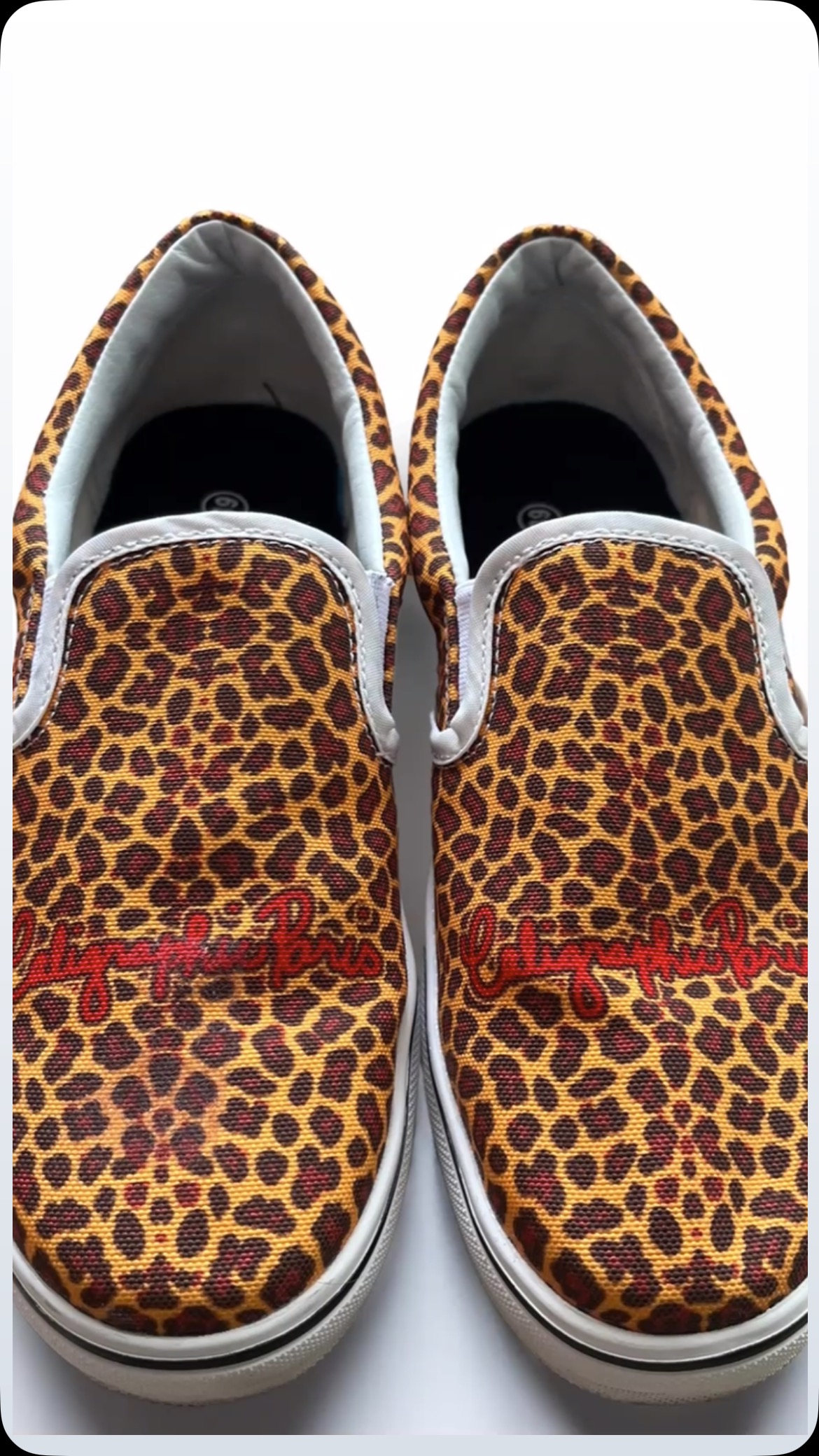 🖤 Nouveau chez Caligraphic : les baskets imprimé jaguar 🖤
Chez Caligraphic, nous célébrons la puissance, l’élégance et la connexion à la nature. Aujourd’hui, nous sommes fiers de vous présenter notre nouvelle création : les baskets imprimé jaguar, un hommage à notre mascotte, symbole de force et d’amour avec son cœur emblématique. 💖🐆
Exprimez votre caractère unique et laissez votre empreinte, tout en respectant la planète. 🌎✨
Disponible dès maintenant. Prêtes à rugir ? 🐾
#SlowFashion #JaguarSpirit #Baskets