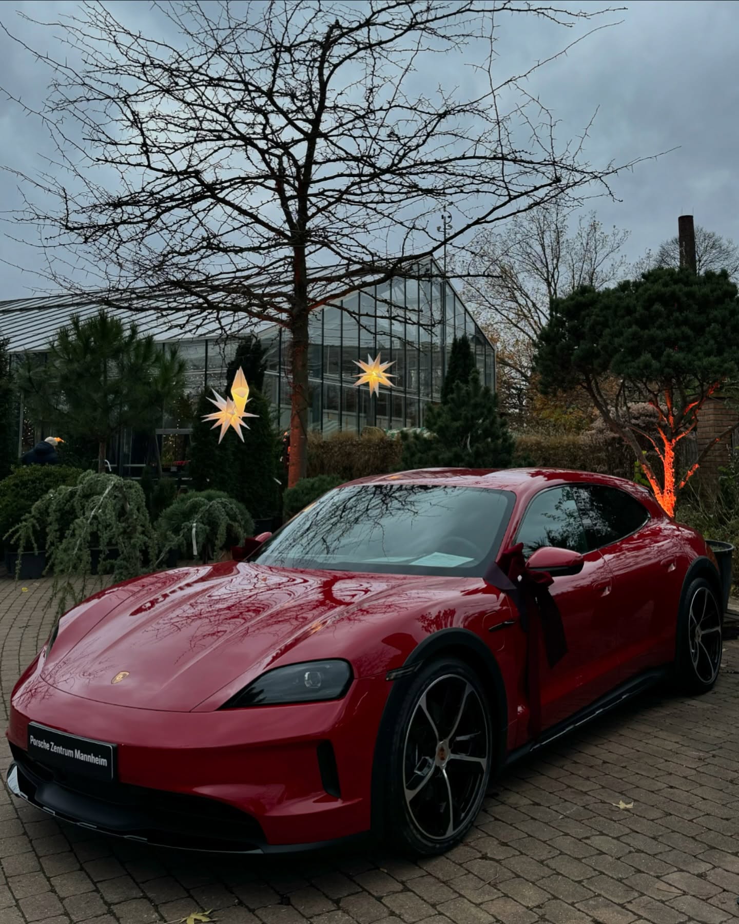 ♥️GEWINNSPIEL♥️
Mit solch einem Schlitten würde der liebe Weihnachtsmann sicherlich auch gerne alle Geschenke ausliefern…
Tatsächlich könnt ihr mit einem Kommentar auch diesen heißen Flitzer für ein Wochenende lang fahren…
Zwei Dinge solltet ihr dafür tun-
♥️Folgt dafür bitte
@porsche_mannheim
@baumschulehuben &
Uns @blumeexclusiv
♥️UND Kommentiert bitte dieses Bild !!!!
Ich DRÜCKE Euch die Daumen ♥️
Auslosung am Donnerstag 28.11 um 19uhr
Taycan 4 Cross Turismo (WLTP): Stromverbrauch kombiniert: 22,0 – 18,7 kWh/100 km; CO₂-Emissionen kombiniert: 0 g/km; CO₂-Klasse: A; Stand 11/2024
#gewinnspiel
#porsche
#heißerschlitten