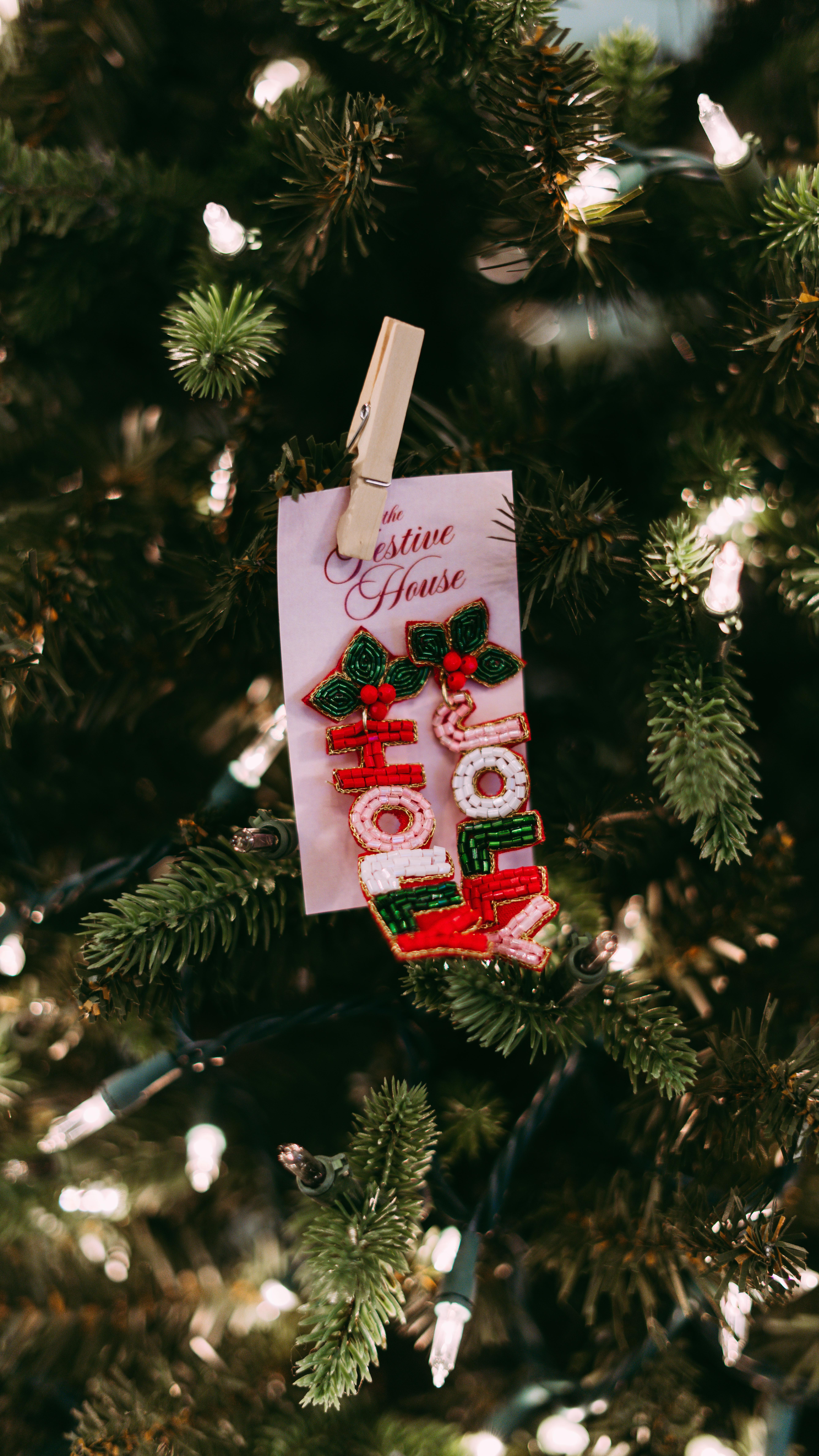 Come unbox the newest things in the store with me and @michaelbuble 🎁✨
#unboxing #christmasdecor #nostalgia #christmasstore #christmascrafts #giftshop #kysmallbusiness #kysmallbusiness