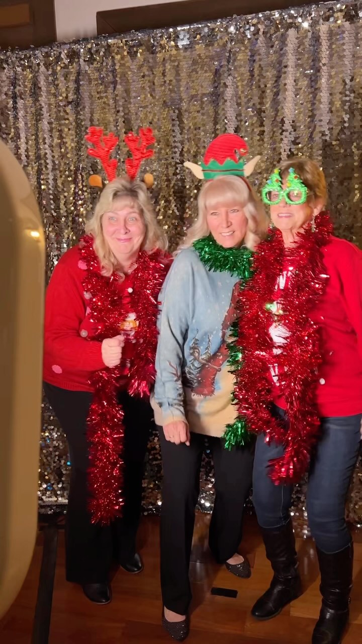 Don’t miss out! Only a few dates left this holiday season to book Midwest Selfie Booth for your holiday party! 🎉
Message us today before we’re fully booked!