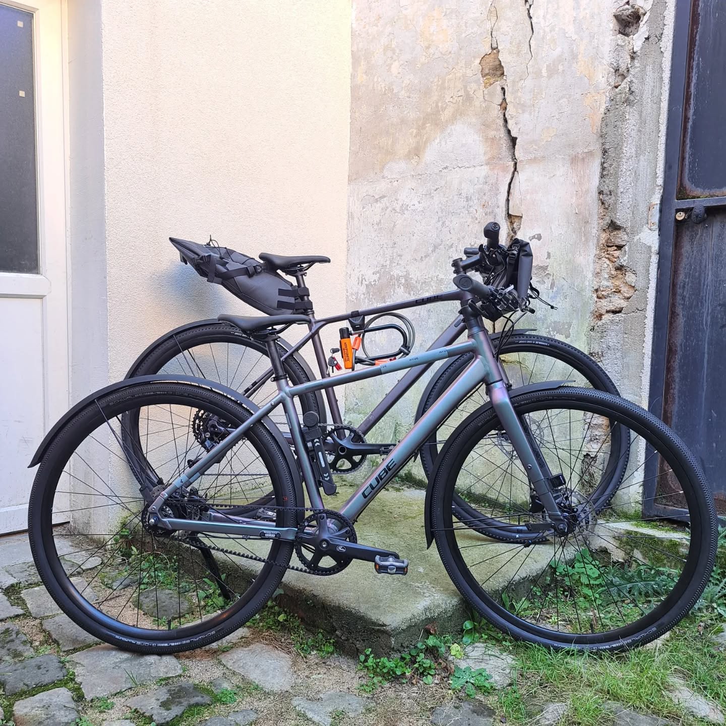 Trouvez-vous les principales différences entre ces deux modèles ?
Voici les Cube Hyde (devant) et Nulane (derrière).
Dans les deux cas, des vélos abordables et superbement équipés 😏
La particularité principale du Hyde (1099€) : sa transmission par courroie. Un peu plus lourd et légèrement moins reactif qu'une transmission par chaine, mais beaucoup pratique à l'usage et à l'entretien.
Le Nulane (899€), lui, est un vélo d'à peine 10 kg, idéal pour un usage sportif ou du velotaff.
Ceux là sont personnalisés et vendus : venez essayer le vôtre au magasin !
@carbondrive
@cubebikes_fr
#fitnessbike #bikecommuting #beltbike #verriereslebuisson #pourmonvelo