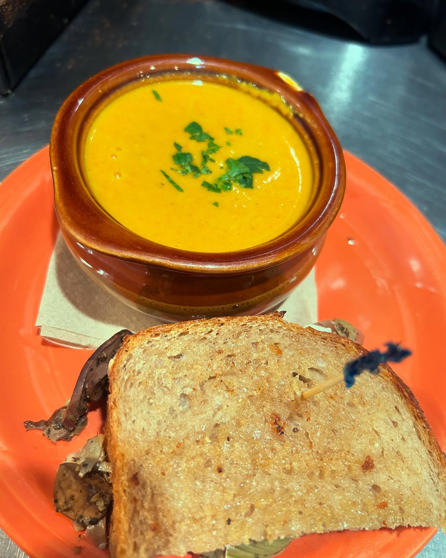 It’s soup weather and we got you covered! Come on in and get it hot with some bread on the side or take a 16 oz or 32 oz to go and stay cozy at home. Currently we have: roasted carrot (vegan), curry garbanzo, butternut squash, split pea w ham, red lentil with chicken broth.