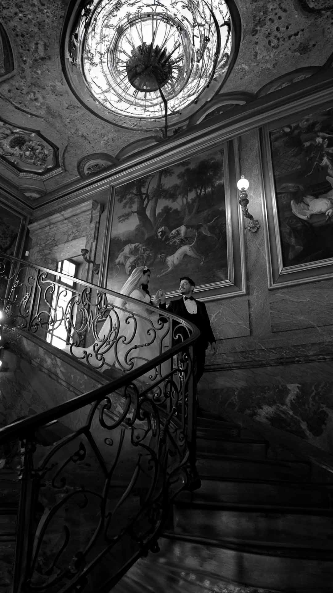 Filmer un mariage, c’est une immersion totale. Chaque instant capturé devient une partie de votre histoire, et c’est ce qui me pousse à peaufiner chaque détail avec précision, pour que vos souvenirs traversent les années.
Ce qui me nourrit, c’est de savoir que chaque image restera, qu’elle deviendra un film qu’on redécouvre avec la même émotion. Chaque mariage est une aventure unique, et chaque couple m’apporte sa propre magie, son propre défi.
Voyager pour immortaliser ces moments, découvrir de nouveaux lieux, rencontrer des cultures différentes, chaque mariage devient un chapitre inédit. C’est une chance immense de pouvoir saisir ces instants, de créer quelque chose qui fait écho à l’essence même de l’amour, peu importe l’endroit.
With Love 🫶
#weddinginspo #modernbride #WeddingInspiration #WeddingDay #luxurywedding #frenchweddingstyle #weddinginfrance #frenchwedding #bridedress #voguewedding #jewishwedding #italianwedding #turkishwedding