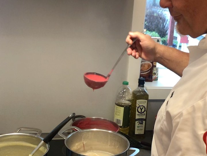 Et lite innblikk i vårt kokkekurs🤩🤩 les mer om tilbudet på Meraker-kurbad.no og tilbud til barn, ungdom og unge voksne