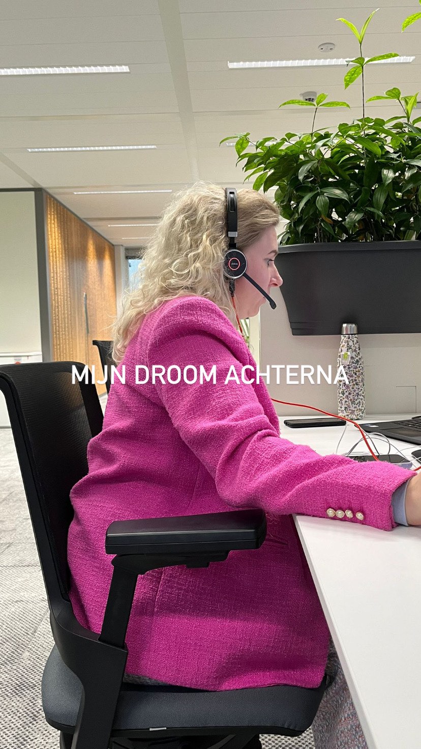 Het zal voor jullie geen verrassing zijn dat dit mijn droom is. Ik ben per 1 januari fulltime ondernemer en ga organisaties en middelbare scholen helpen op het gebied van diversiteit, inclusie en wellbeing.
Ik heb geld gespaard om een tijdje zonder inkomsten te kunnen, zodat ik mijn bedrijf op kan bouwen. Hoe lang ik daarvoor nodig heb? Ik durf het niet te zeggen. Misschien zit ik in april al vol of begin ik in mei toch al met zoeken naar een baan, omdat ik het te spannend vind. Het is een stap vol met onzekerheden, maar ook met kansen.
Ik krijg van vrienden vaak de vraag hoe veel ik gespaard heb om deze stap te durven zetten en ik ga dat uiteraard met jullie delen. Met hoeveel euro op de bank zou jij een onzekere stap durven zetten om jouw droom achterna te gaan?
#ondernemerschap #onzekerheid #dromenwaarmaken