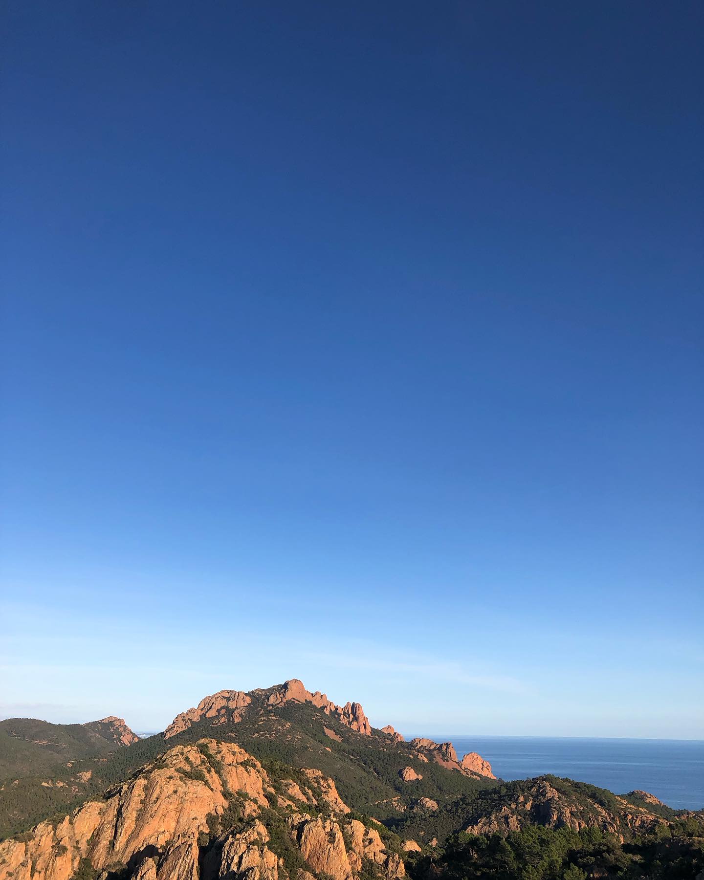 Le Rastel d’Agay, à l’extrémité ouest du massif de l’estérel, il surplombe cette magnifique baie ❤️
C’est ce spot qui a donné son nom aux modèles Rastel de la collection le sud, des bagues et colliers sertis de pierres fines et naturelles, à découvrir sur www.lesudatelier.fr 🌞
#rocherouge #massifesterel #esterelovers #lesuddelafrance #lesudcestlavie #sunnydaysandvibes #createurdusud #bijouxenargent #créatricedebijoux #southoffrance #lifeisbetterunderthesun #mysaintraphael #esterelcotedazur
