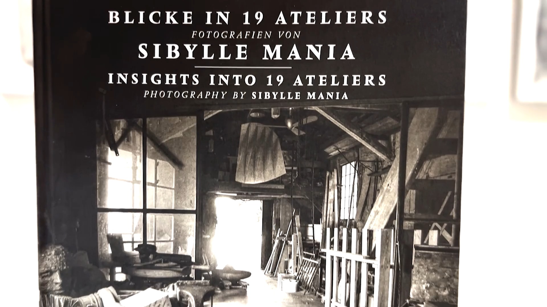 Sibylle Mania, geboren 1967 in Jena, ist eine unserer vielseitigen Künstlerinnen, die ihre Werke auf der @artthuer_kunstmesse präsentiert. Seit ihrem Diplom an der Bauhaus-Universität Weimar 2000 arbeitet sie freiberuflich in Fotografie, Zeichnung und Druckgrafik und engagiert sich leidenschaftlich in der Kunstvermittlung.