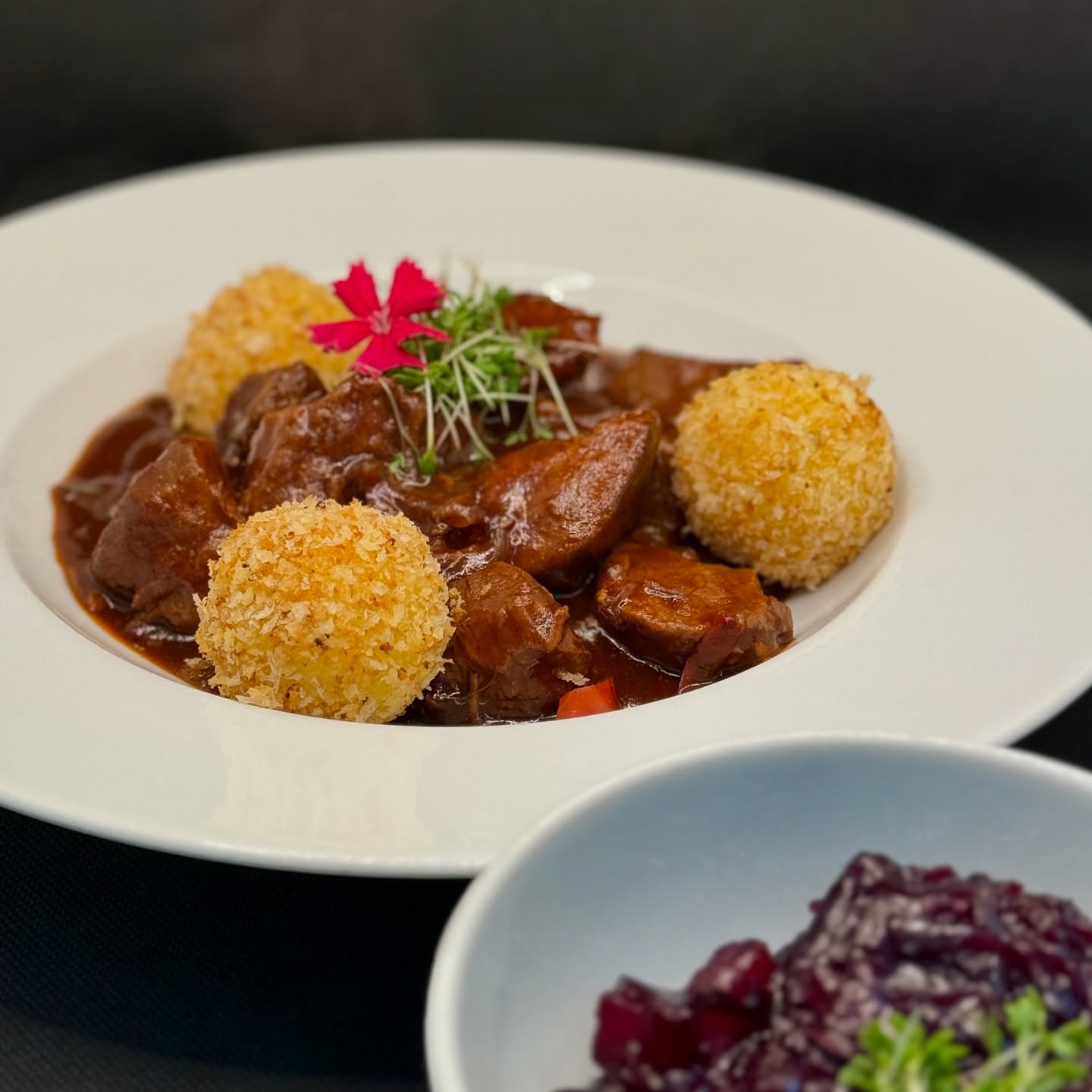 Die Temperaturen fallen, die ersten Schneeflocken fallen im Neuen Hafen. Da wärmt nichts so sehr wie unser heutiges Mittagsgericht - Gulasch mit Rotkohl und Kartoffelklößen für 17,90€
Unseren Mittagstisch gibt es übrigens dienstags bis samstags, täglich hausgemacht und immer zum gleichen Preis.
#restaurant #pier6 #lunch #wiezuhause