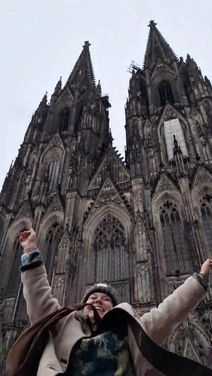 Ein Samstag im Leben als Geräuschemacherin. 🥬
Sellerie-Grüße aus dem @wdr -Radiostudio.
#foleyartist #geräuschemacher #womeninsound #filmmusik #hörspielliebe #livehörspiel #köln #livesound #phdstudent